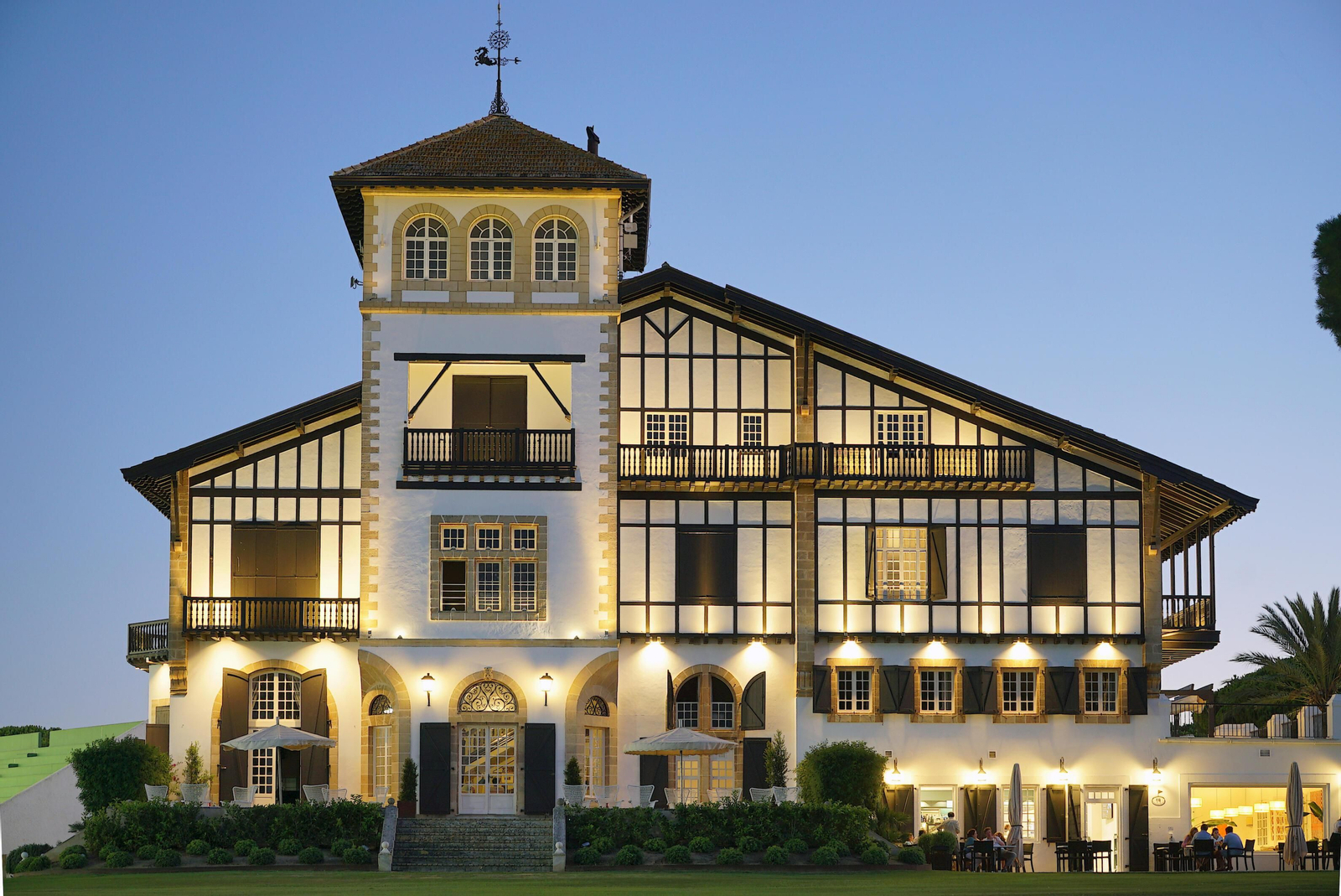 La fachada de la Casa Grande, iluminada.