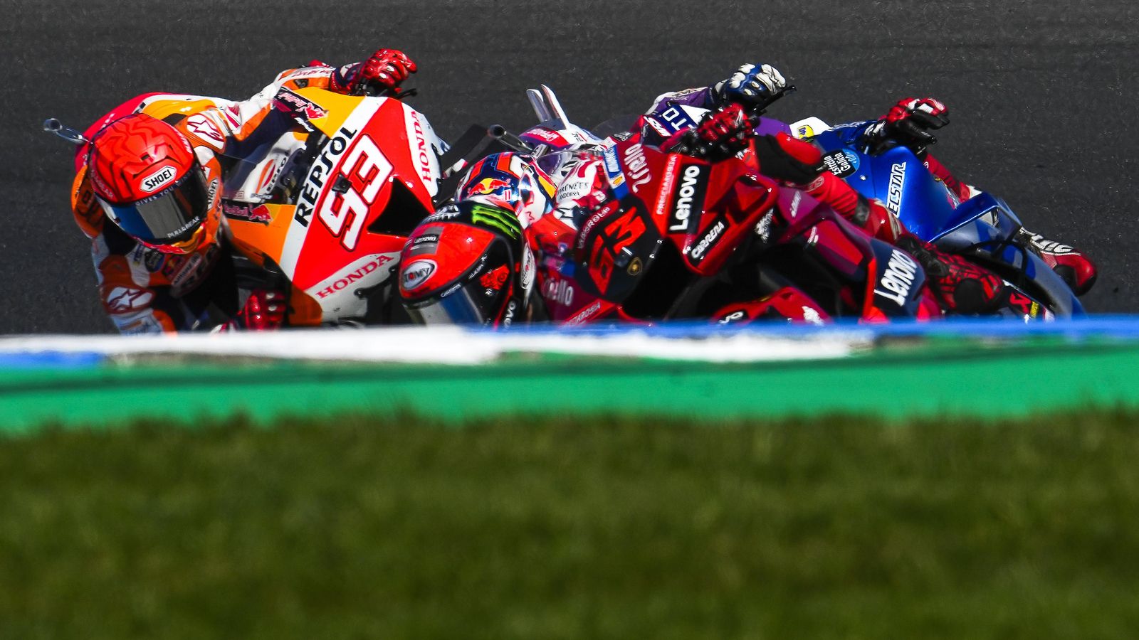 Márquez, momentos antes de adelantar a Bagnaia.