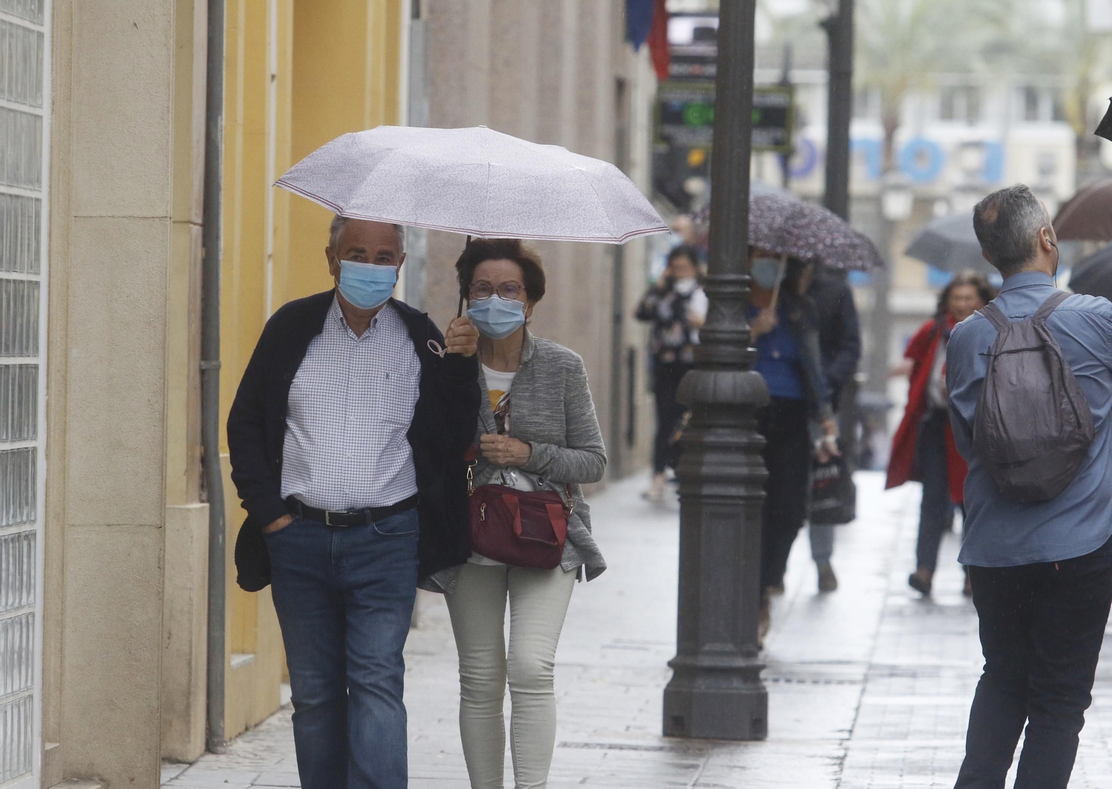 Una pareja pasea por una céntrica calle de Córdoba en el primer día de fase 1. Una pareja pasea por una céntrica calle de Córdoba en el primer día de fase 1.