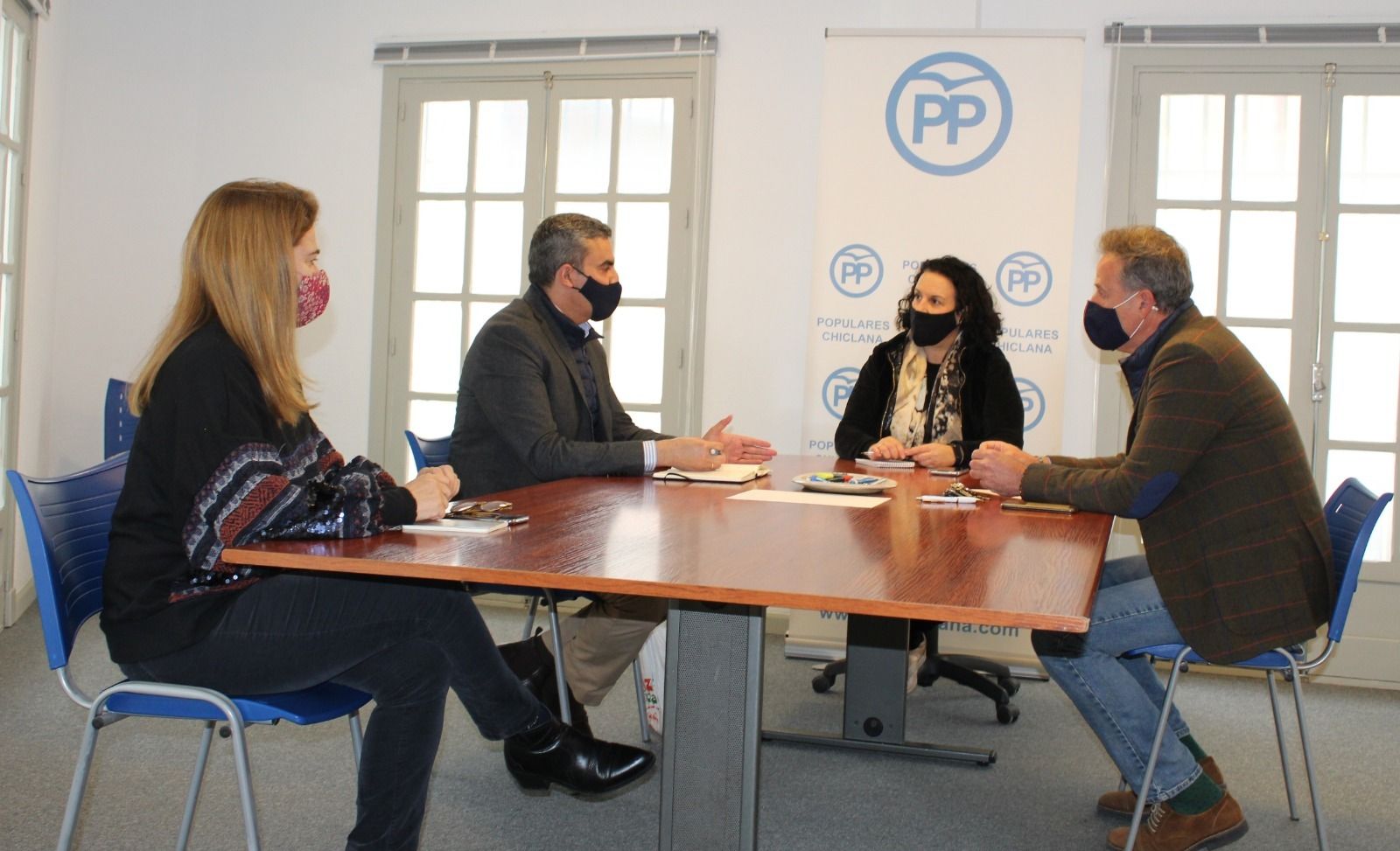 Reunión mantenida recientemente por los responsables locales del PP con los representantes provinciales del partido en el Congreso y el Senado.