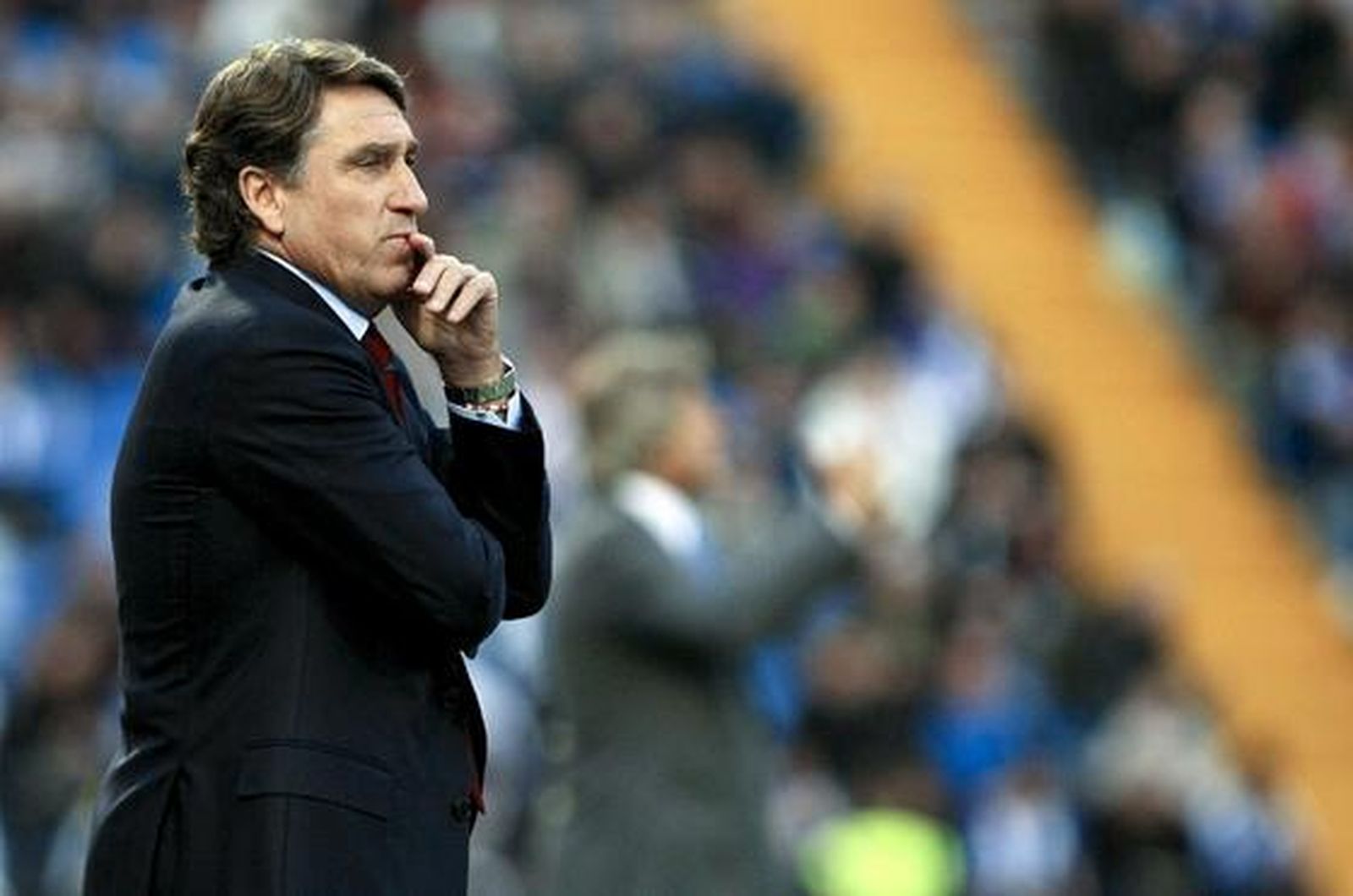 El entrenador del Hércules, Esteban Vigo, observa desde la banda el juego de su equipo durante el partido.  Foto: EFE