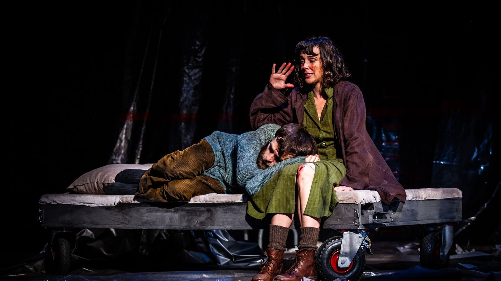 Ricardo Gómez y Belén Cuesta, magníficos, en un momento de 'El hombre almohada'