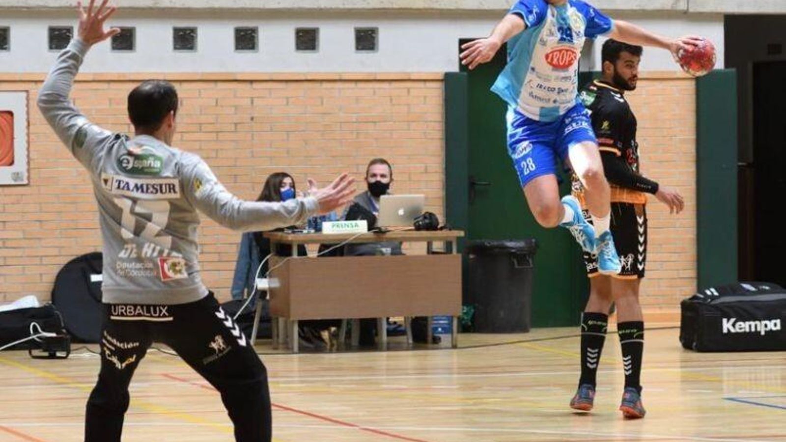 Javi Lamarca realiza un lanzamiento en un partido con el Trops Málaga.