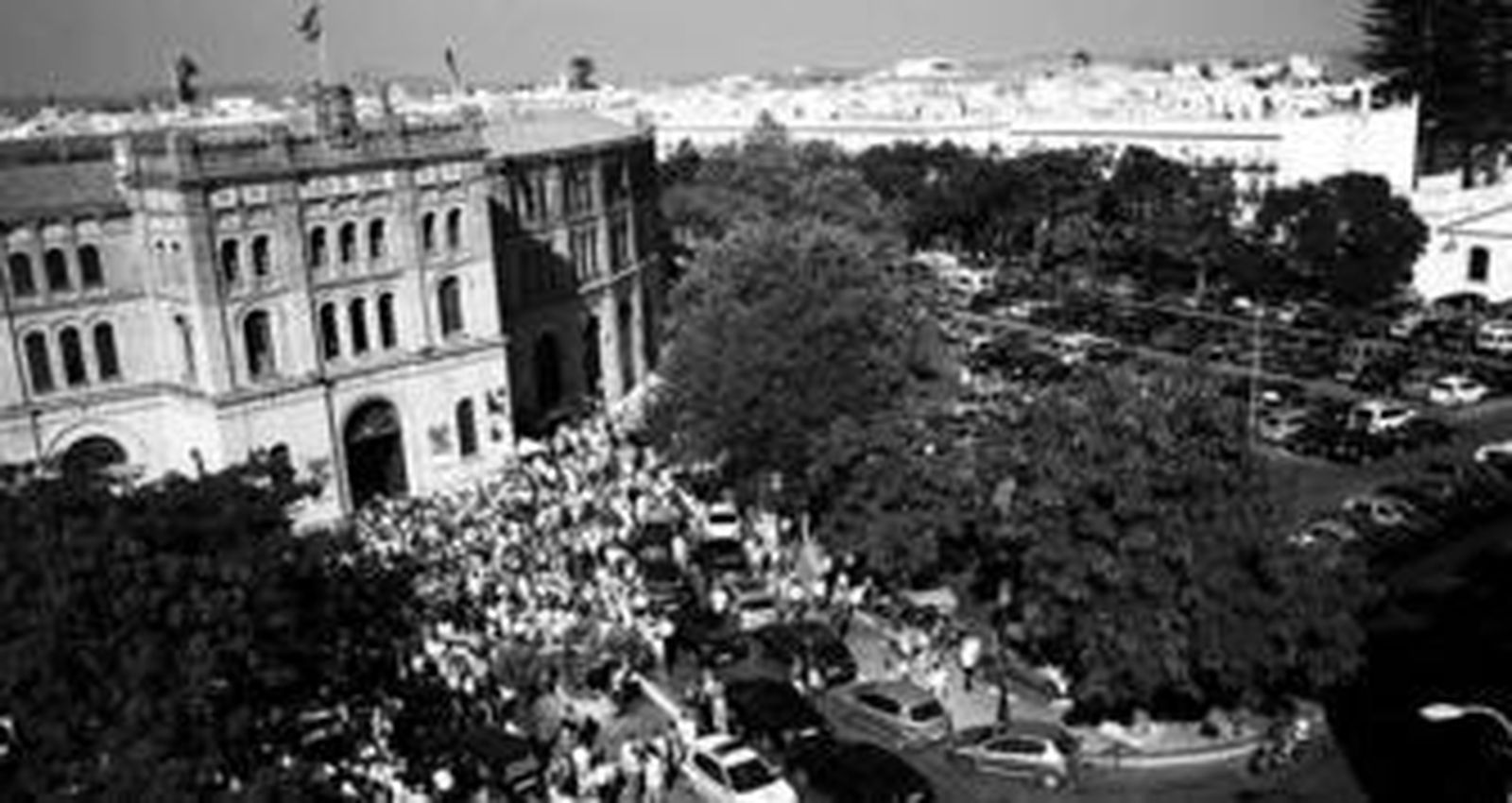 Exterior de la plaza de toros de El Puerto momentos antes de iniciarse la corrida de José Tomás y Morante.