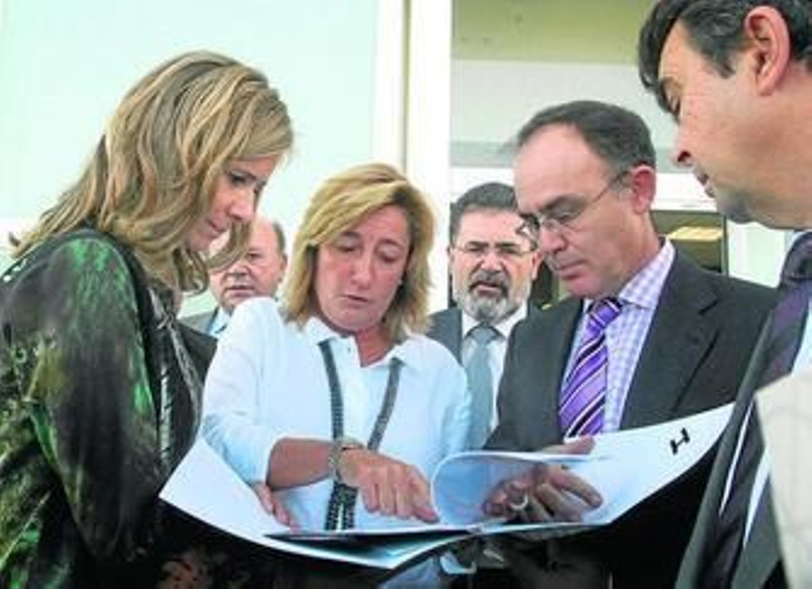 García Prat (en el centro) muestra detalles del parque a la ministra Garmendia el pasado mes de septiembre.