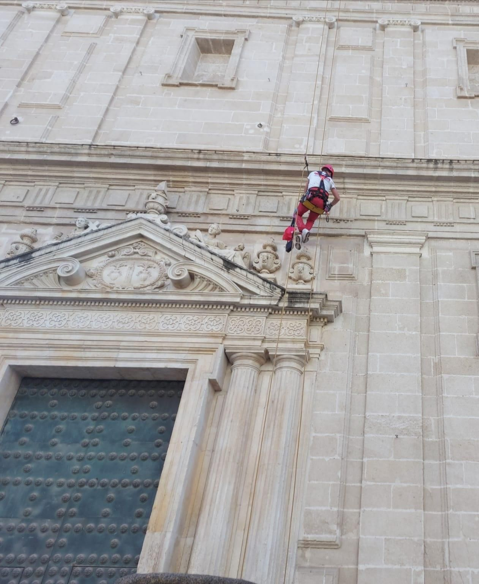 Así se revisan la Catedral de Sevilla y la Giralda desde las alturas