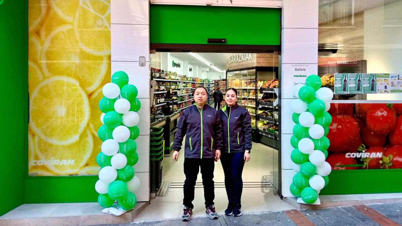 Un empleado asiático de Coviran en Vizcaya