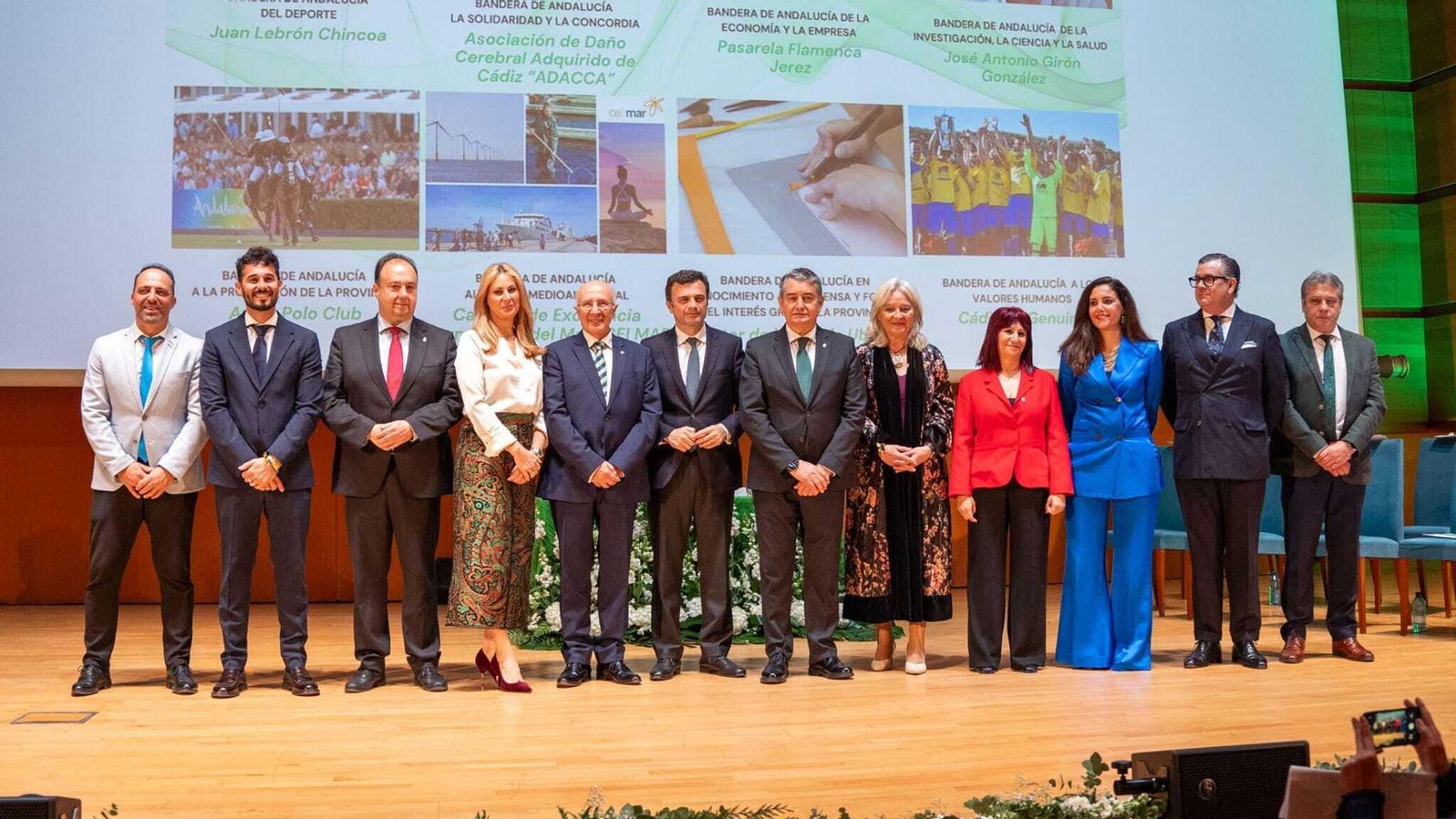 Foto de grupo de los galardonados con Antonio Sanz y Mercedes Colombo.