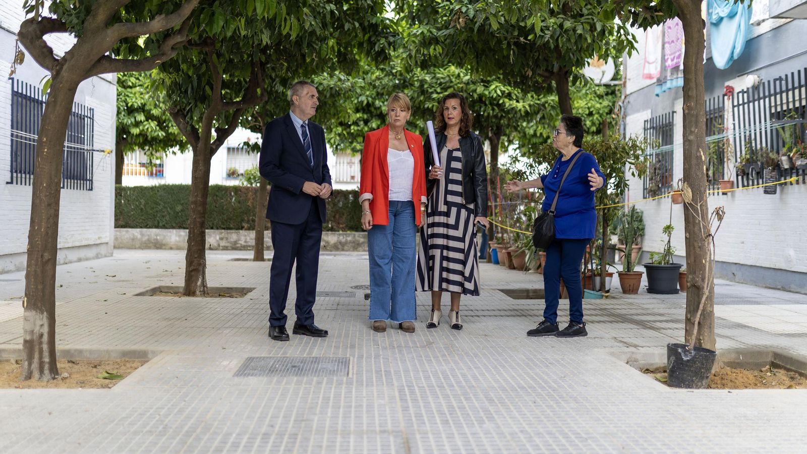 La alcaldesa de Huelva en un momento de su visita a la barriada de La Hispanidad, este jueves.