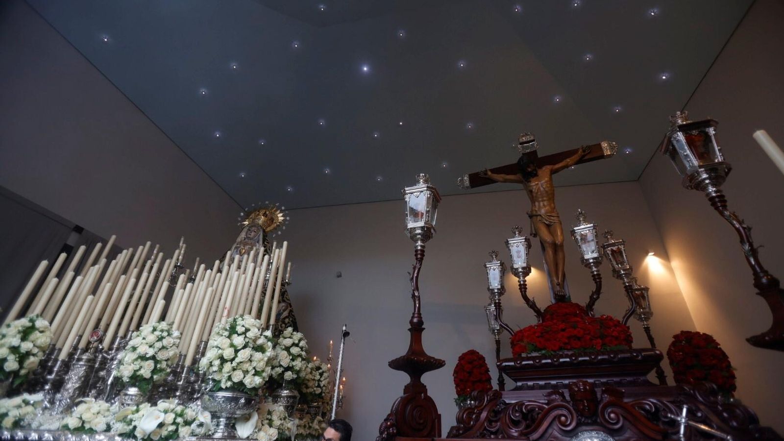 Los titulares de la hermandad de los Dolores, en su casa de hermandad.