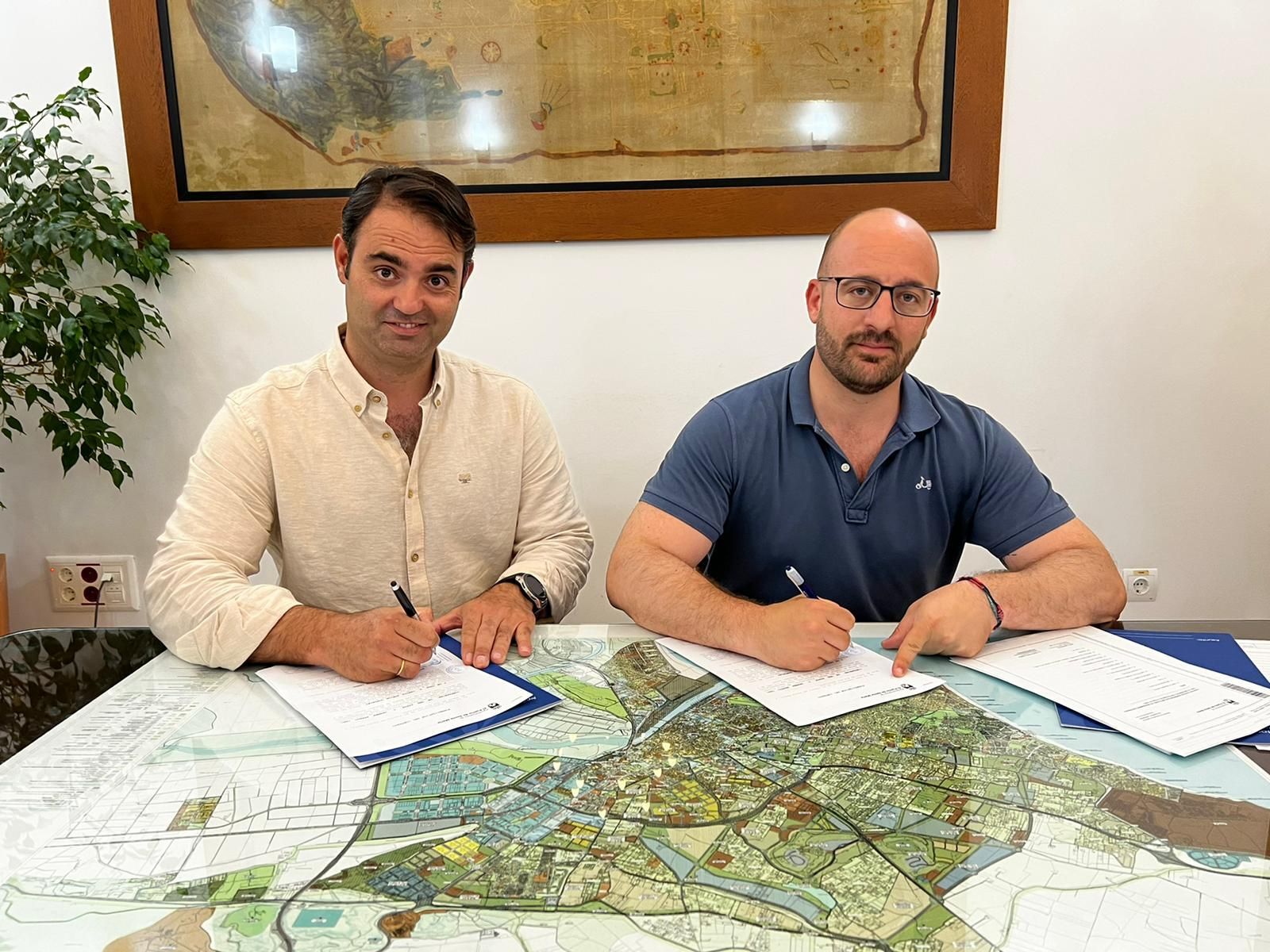 Un momento de la firma del contrato.