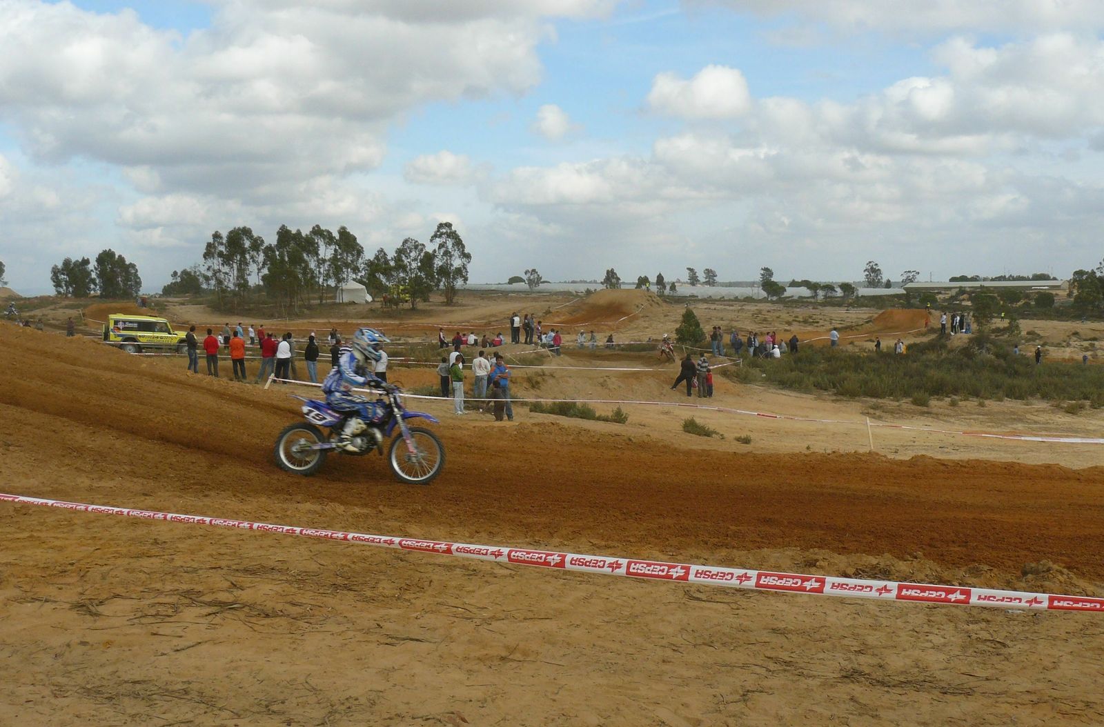 Imagen de archivo de la práctica del motocross en un circuito.