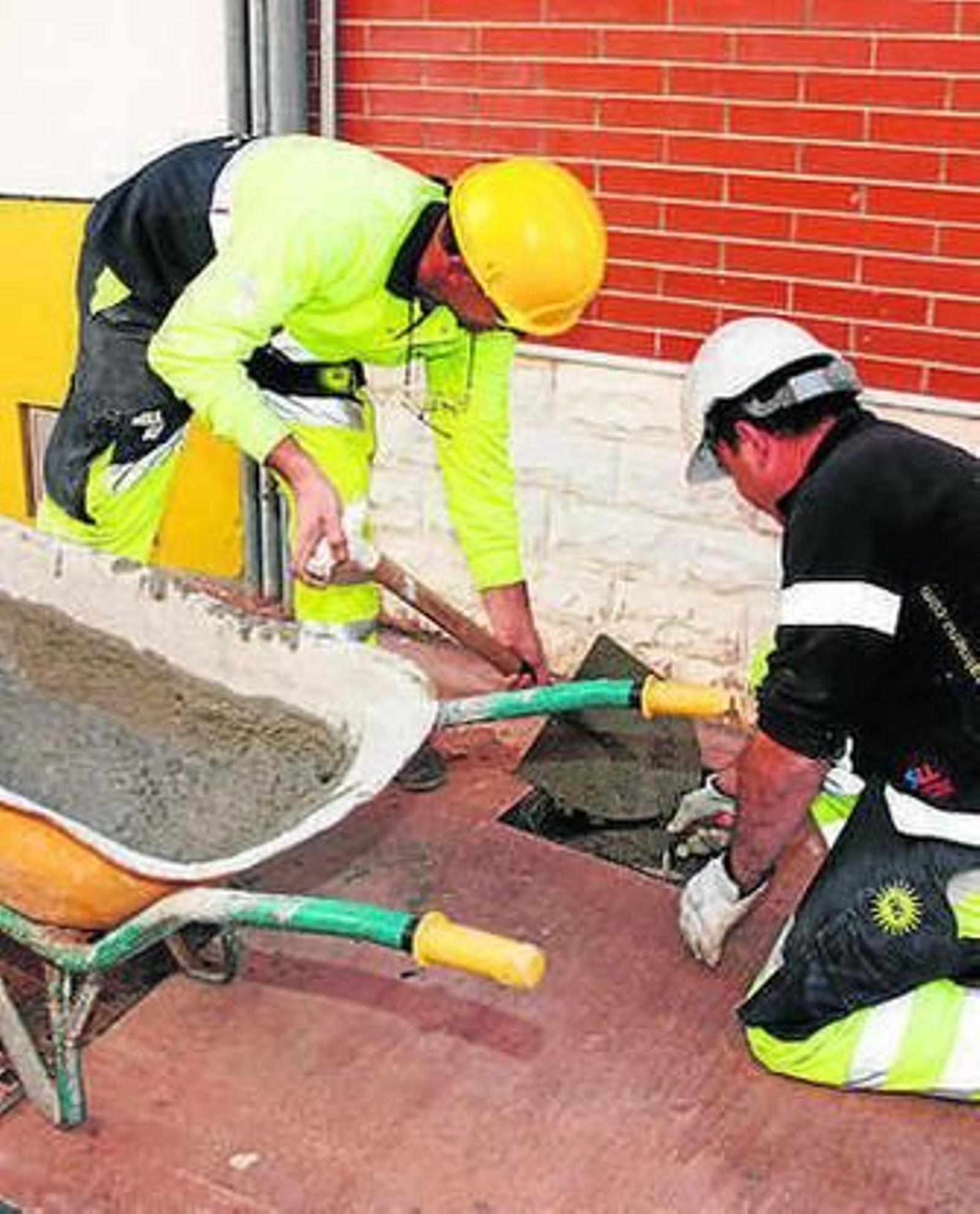 Operarios sellan una arqueta.