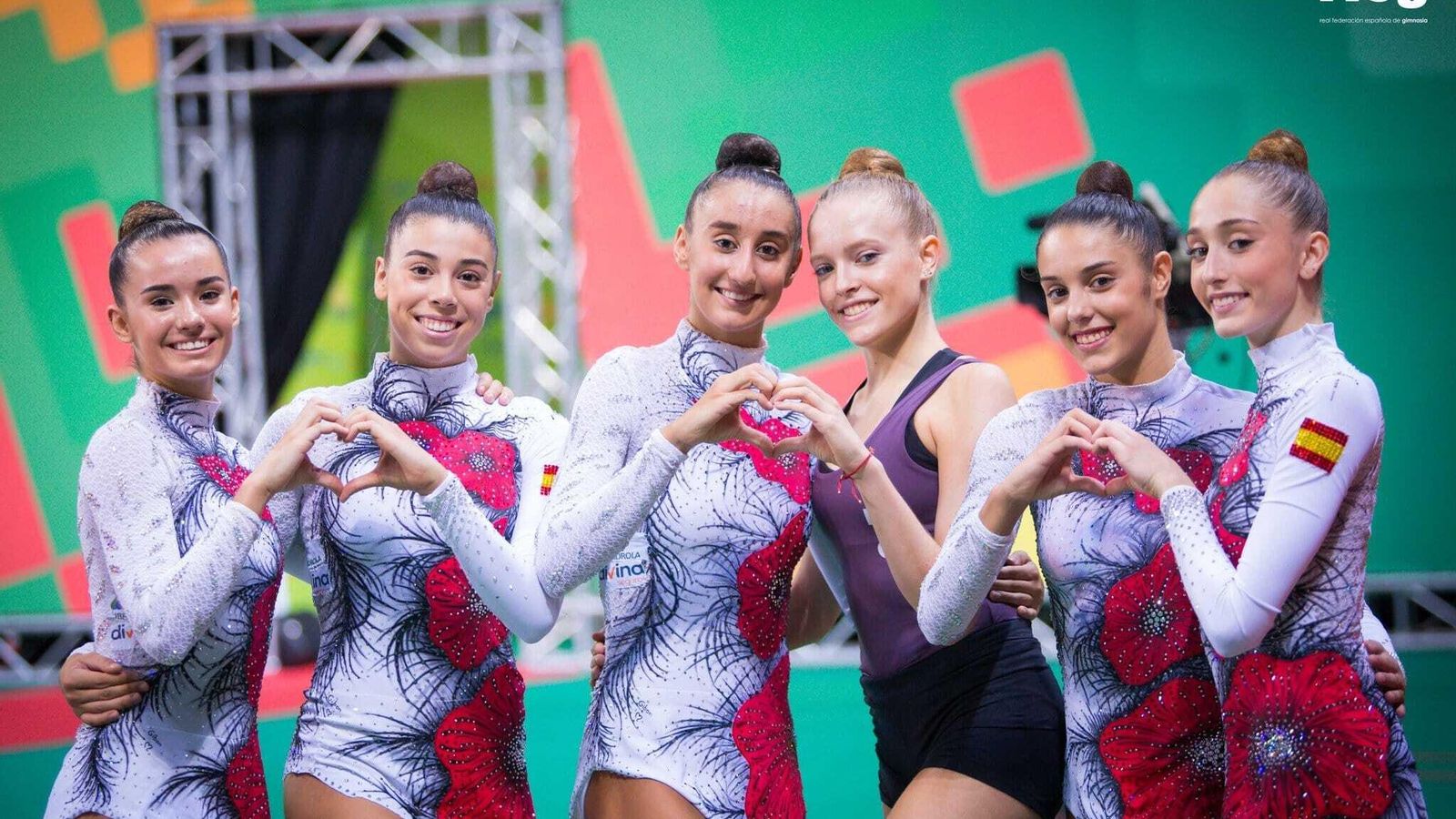 Las gimnastas del equipo español posan durante el Mundial de Sofía en el que consiguieron la plaza olímpica.