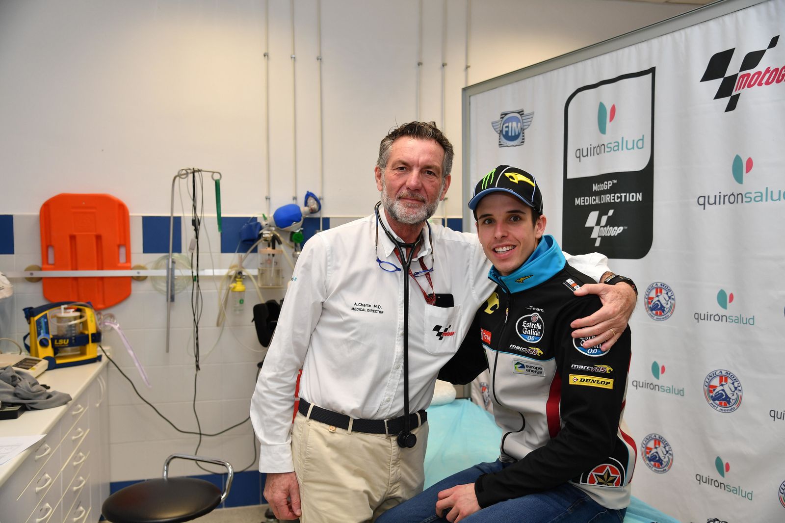 El doctor Ángel Charte junto al piloto español Álex Márquez.
