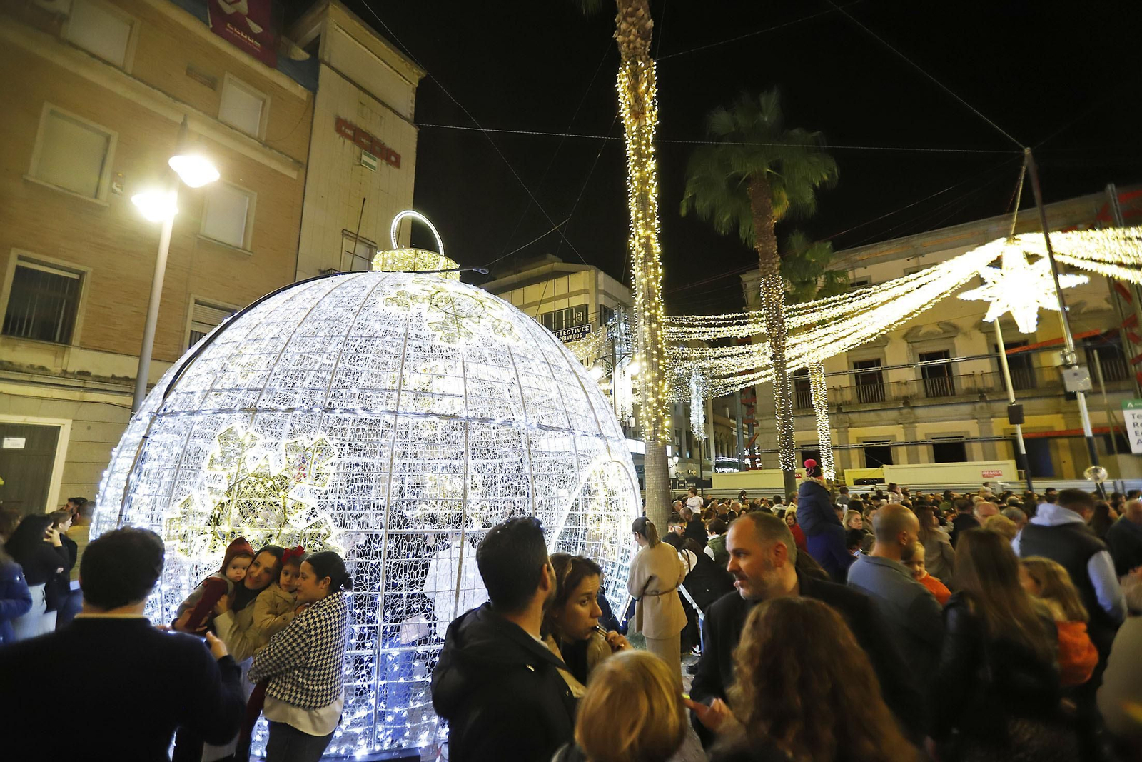 Imágenes del alumbrado navideño en las calles de Huelva