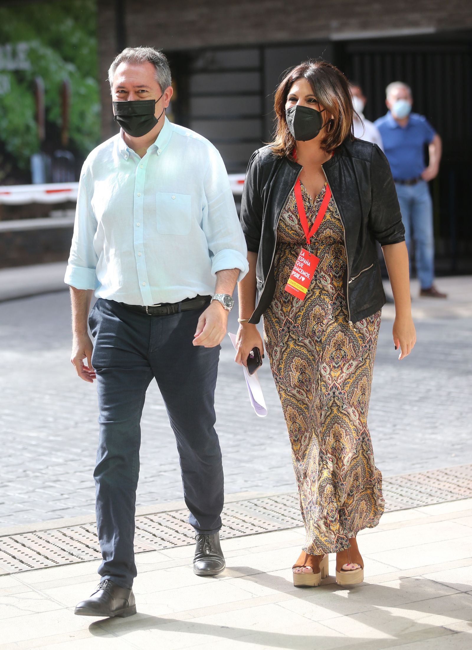 Juan Espadas, junto a Ángeles Férriz, a la llegada al comité federal.