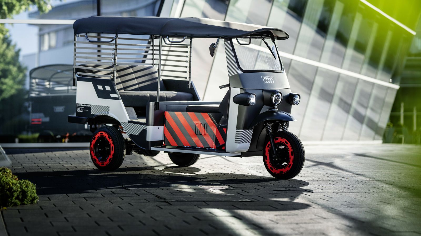 Por el momento se han desarrollado tres unidades de estos rickshaw eléctricos que tienen como corazón módulos de baterías procedentes de los Audi e-tron.