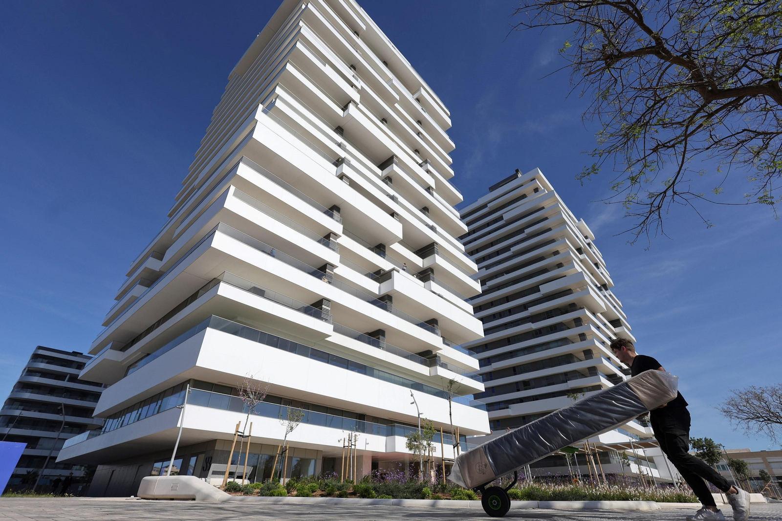 Así son los pisos de lujo de las torres de Sierra Blanca en Málaga, en fotos