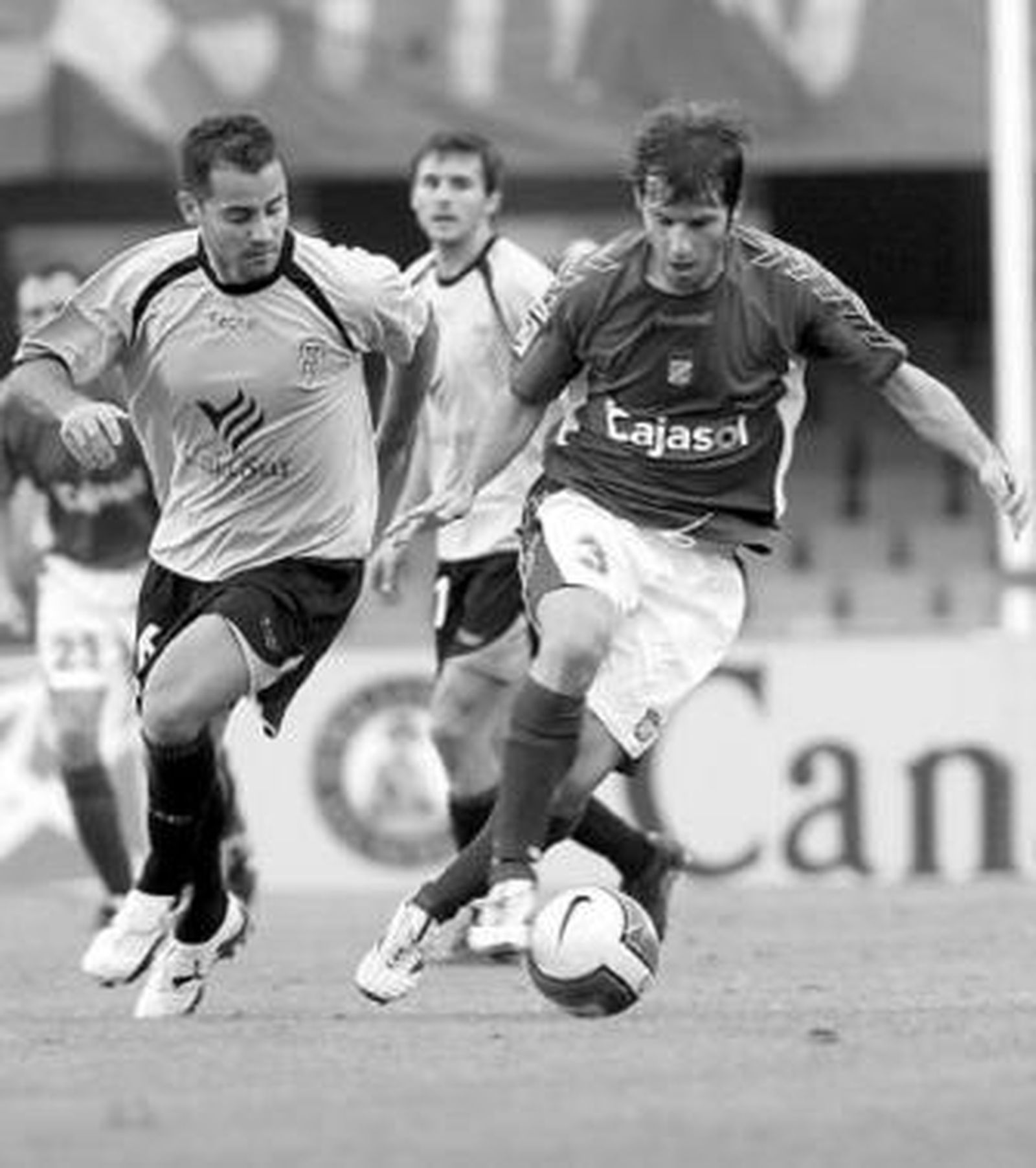 Mendoza avanza con el balón perseguido por Ito.