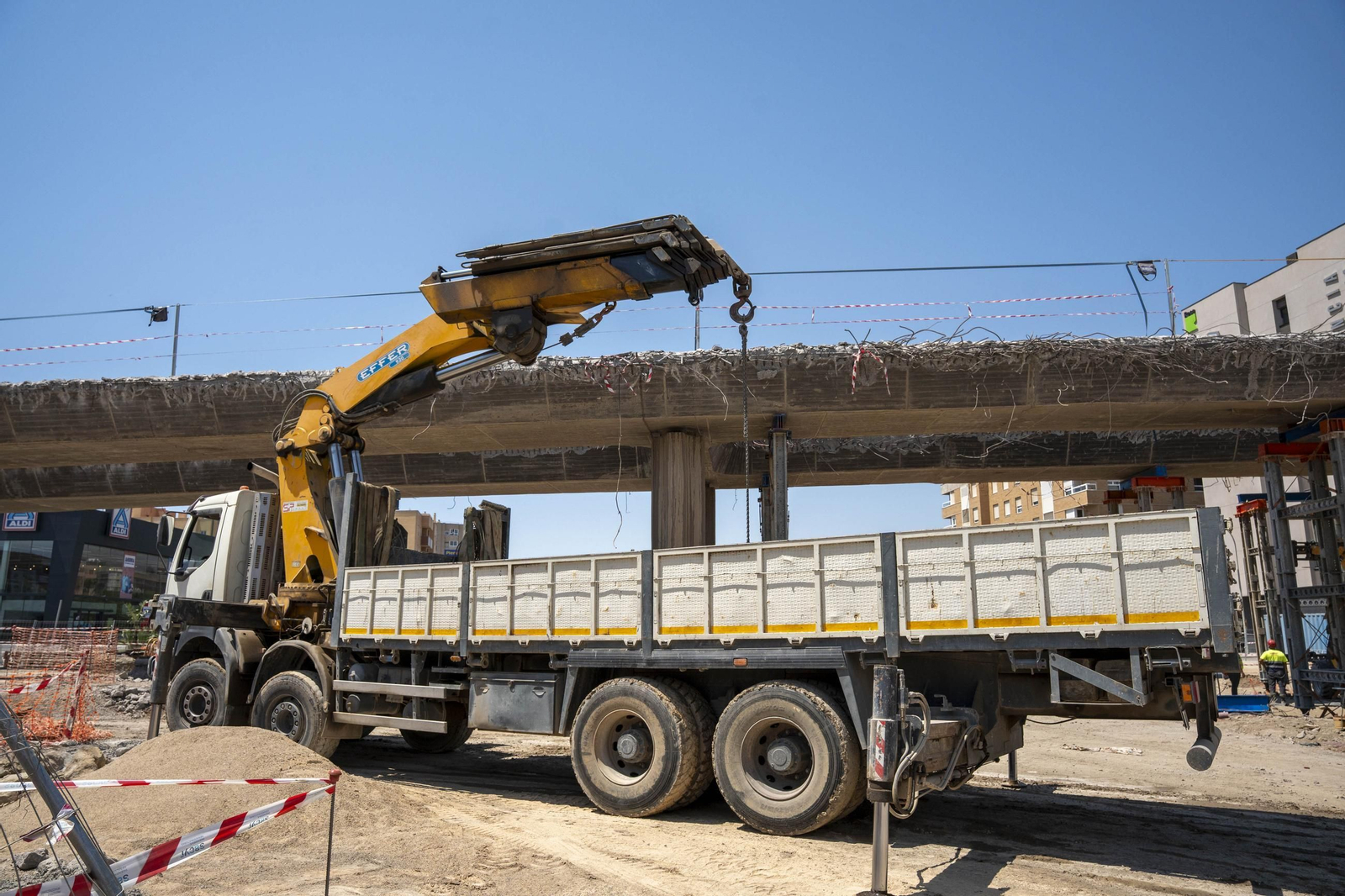 Las imágenes del desmantelamiento en el Puente de la Avenida Mediterráneo en Almería