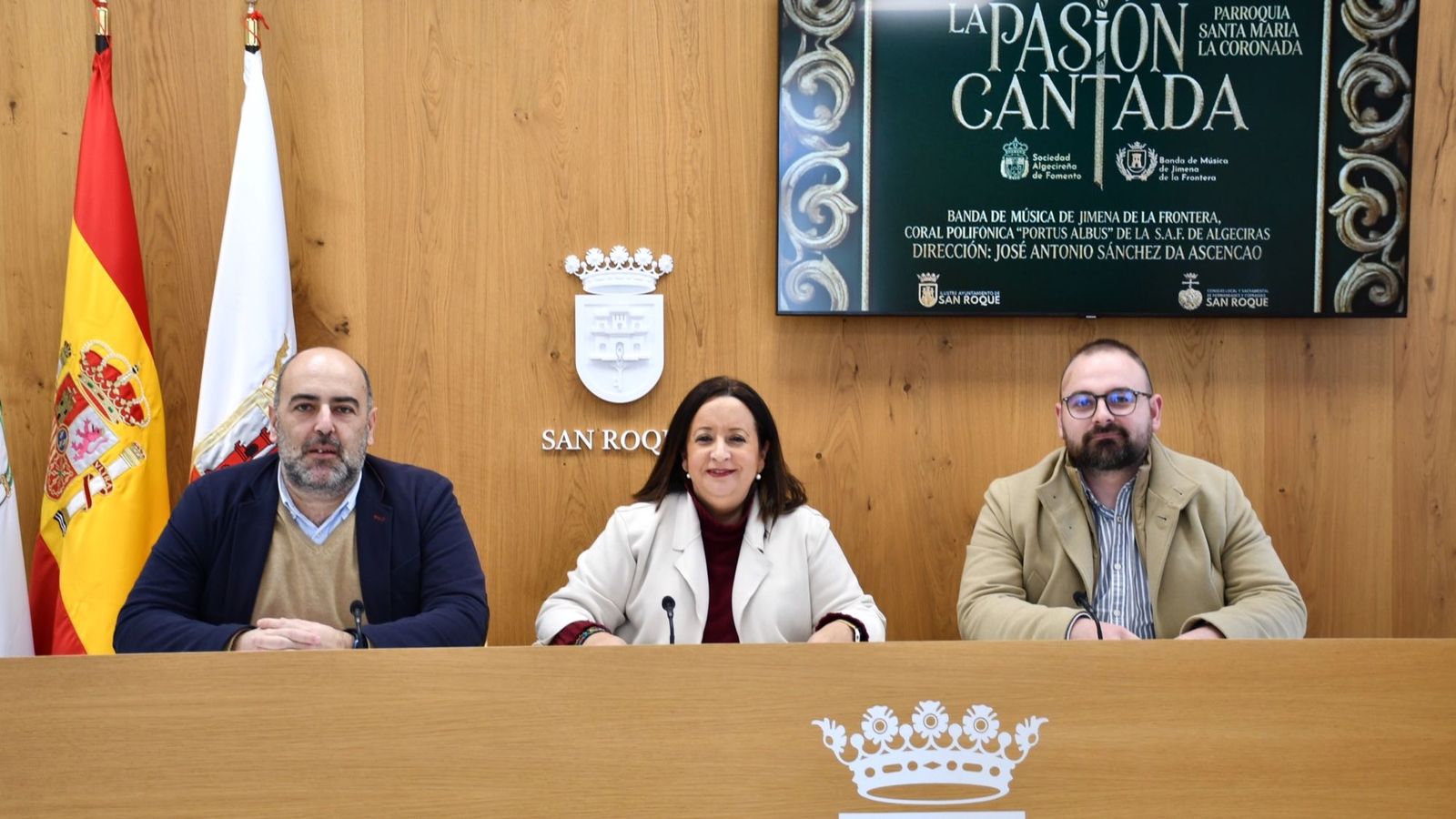 La teniente de alcalde delegada de Tradiciones, María Collado, junto al presidente del Consejo Local y Sacramental de Hermandades y Cofradías de San Roque, José Luis Perales, y el director del espectáculo, José Antonio Sánchez do Ascensao, presentaron el concierto.