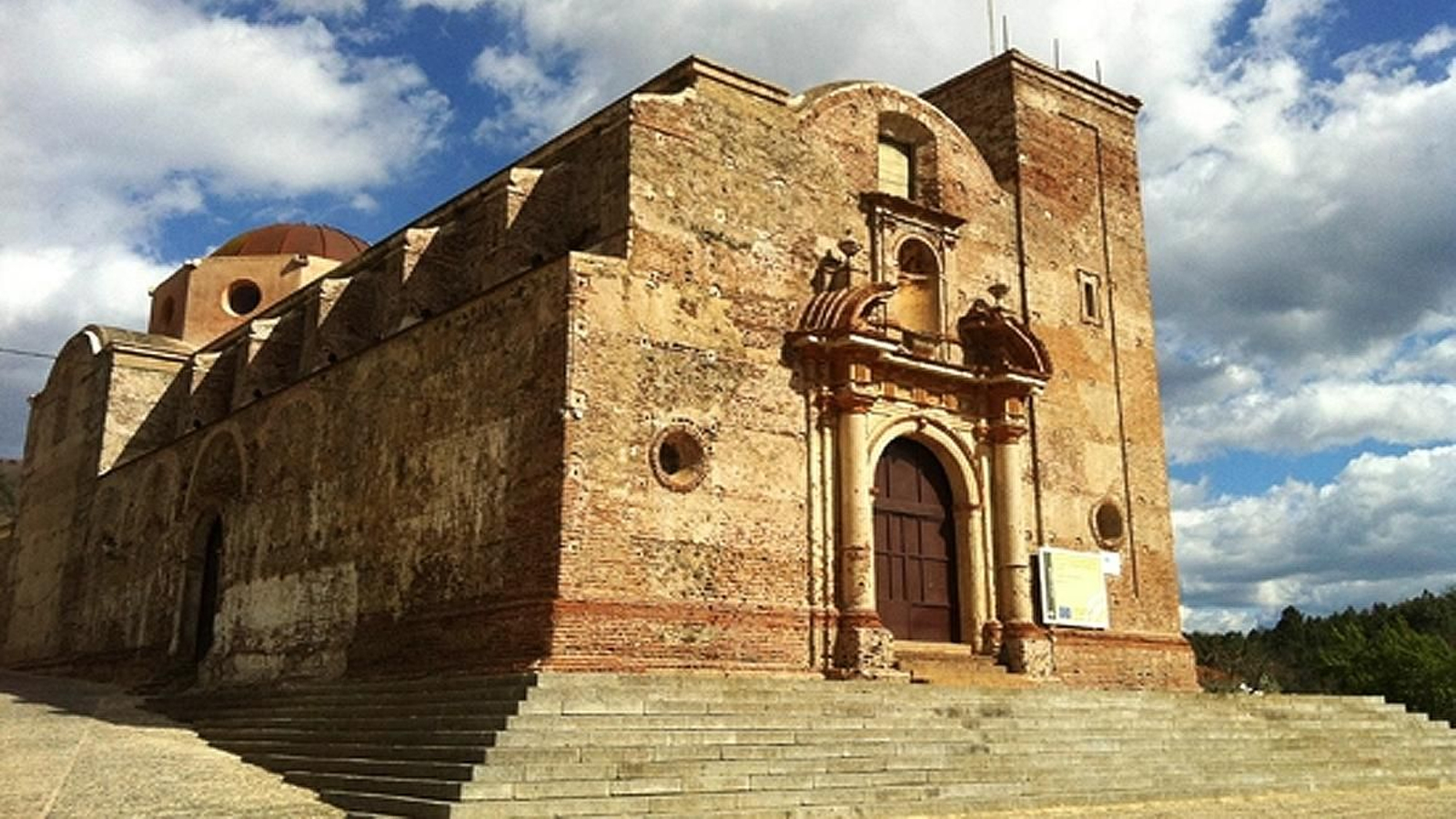 La iglesia inacabada de Castaño de Robledo. La iglesia inacabada de Castaño de Robledo.