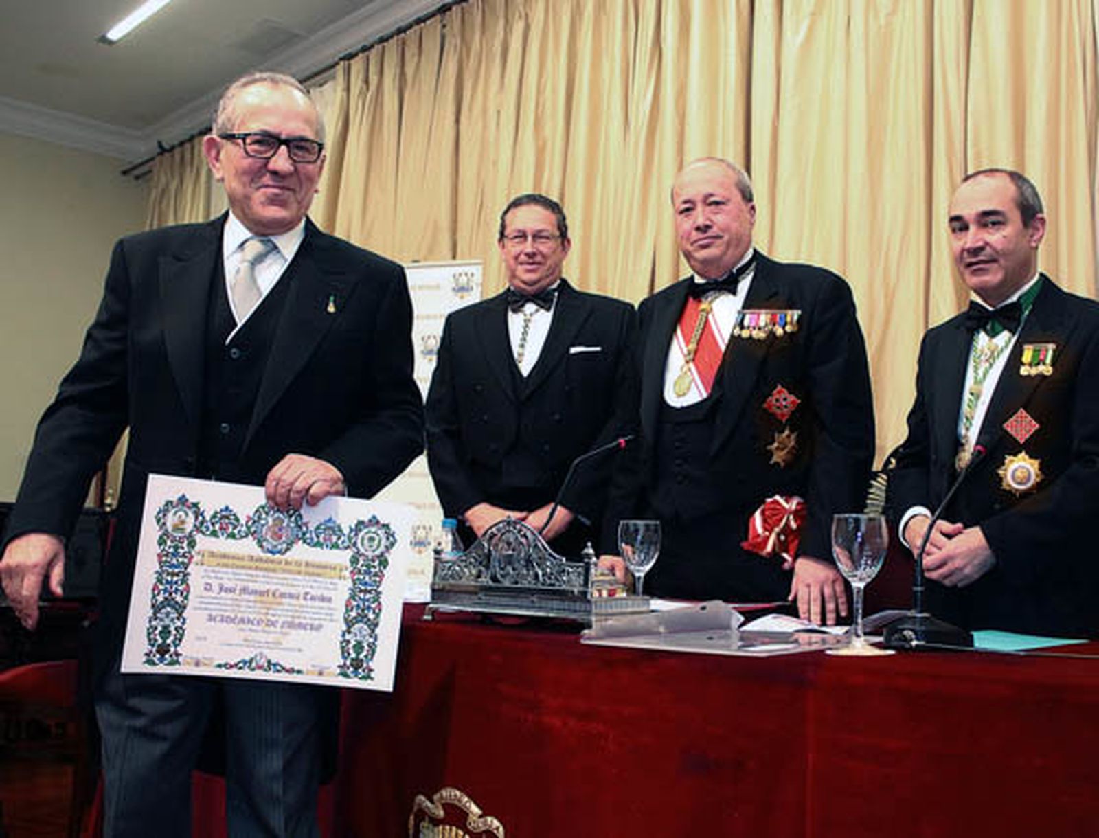 El profesor José Manuel Cuenca Toribio, tras recibir el diploma que le acredita como académico numerario, en presencia de Miguel Cruz Giráldez, adjunto a la Presidencia del Ateneo de Sevilla, y Fernando de Artacho (presidente) y Luis Manuel de la Prada (canciller secretario general) de la Academia Andaluza de la Historia ‘Ortiz de Zúñiga’.  Foto: Victoria Ramírez