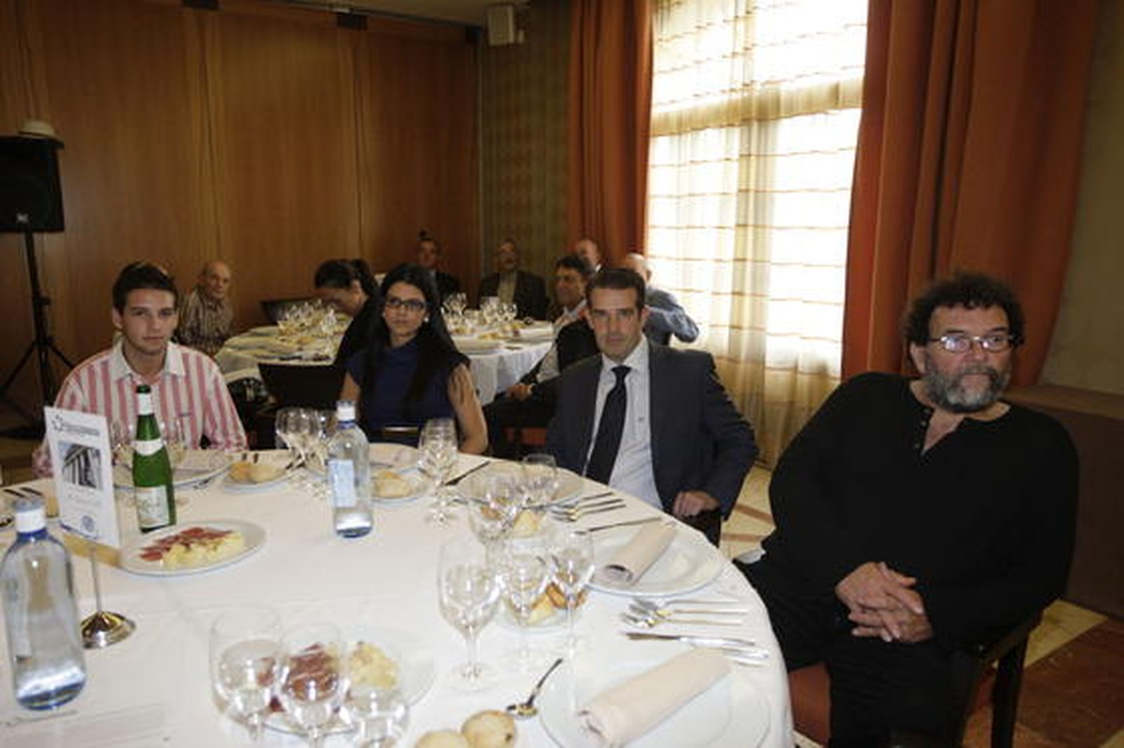 Ángel Balazote y Noemi Cruz, UAL; Pedro Martínez, vicesecretario de la UAL y Enrique Demetrio, pintor.

Foto: Fran Leonardo