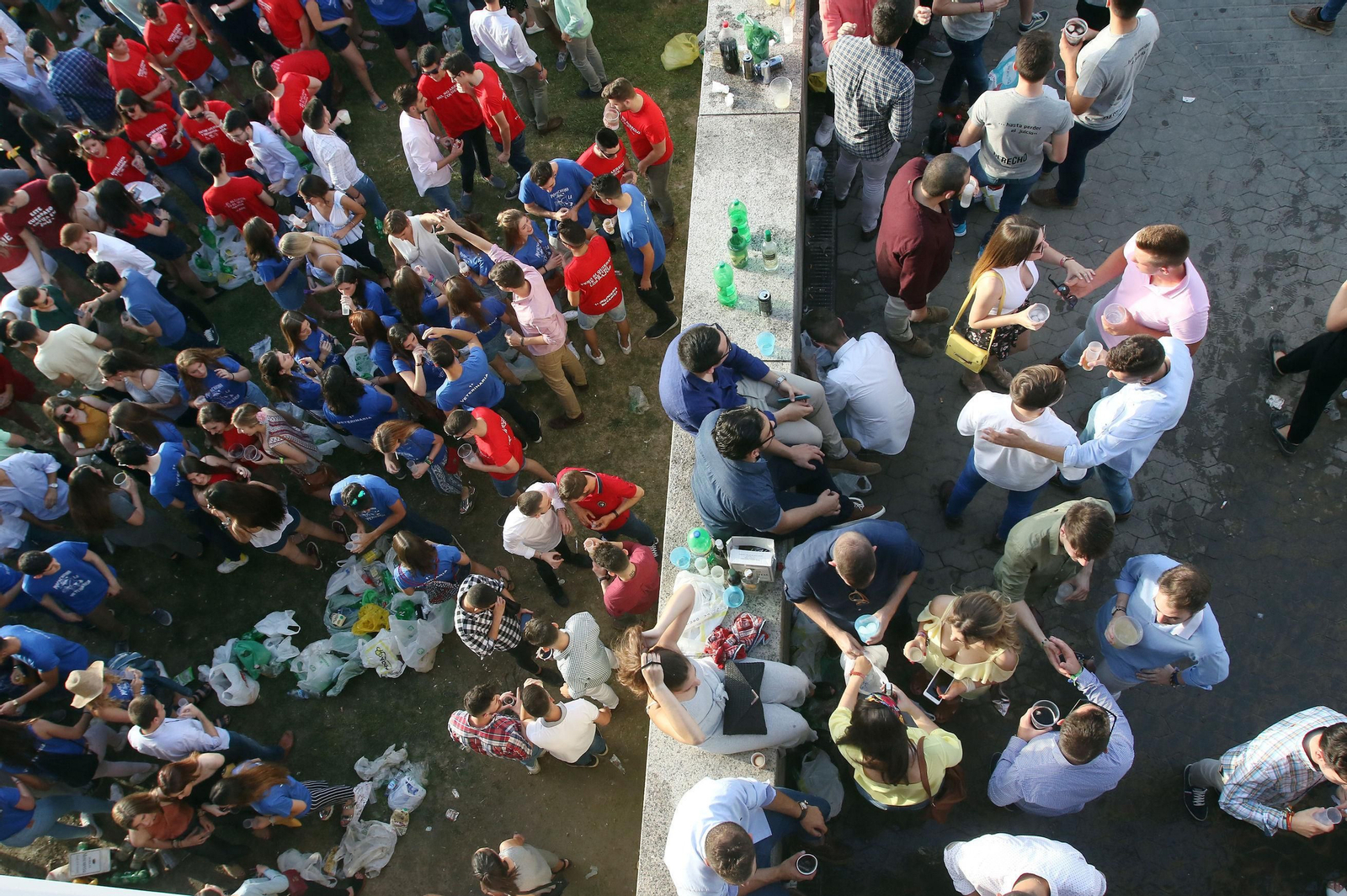 Jóvenes hacen botellón en Córdoba durante la última feria de mayo.
