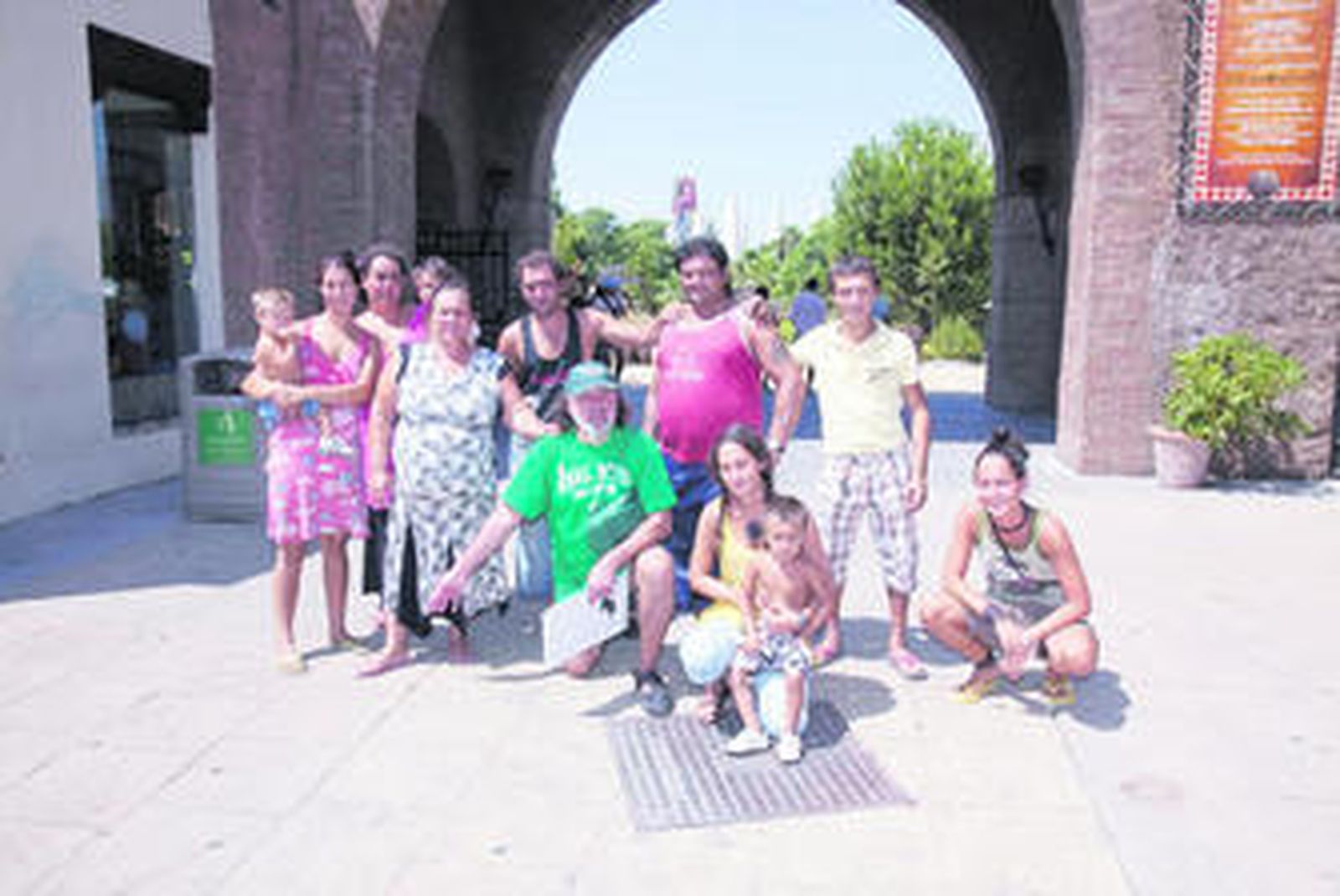 Juan y María, con sus hijos, nueras y nietos, el educador Jorge Morillo y las voluntarias Belén y Alba, ayer en la entrada de Isla Mágica.