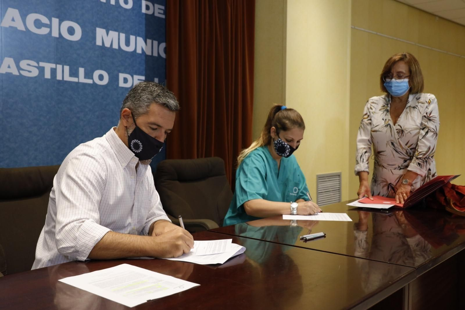El alcalde de Rota ha dado la bienvenida a los primeros 18 beneficiarios en un acto en el que han firmado los contratos.