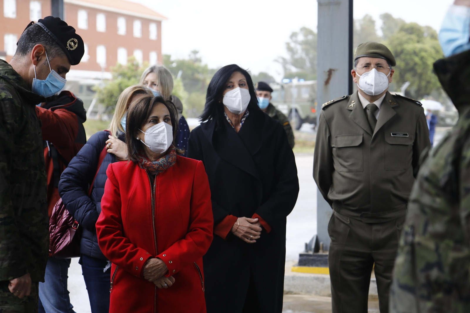 La visita de Margarita Robles a la base militar de Cerro Muriano, en imágenes