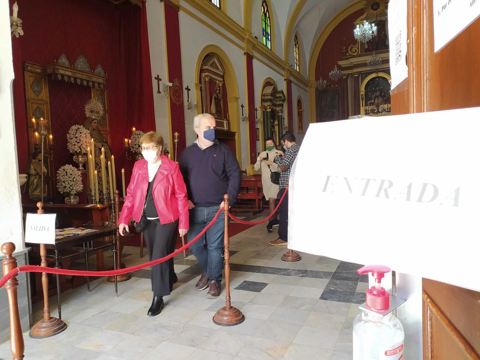 Carteles con indicaciones a la puerta de los templos.