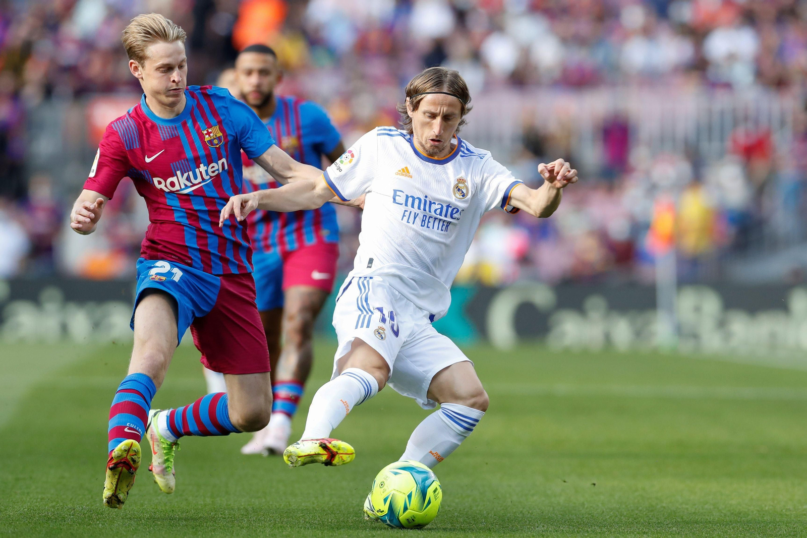 Modric y De Jong, en un enfrentamiento entre Real Madrid y FC Barcelona
