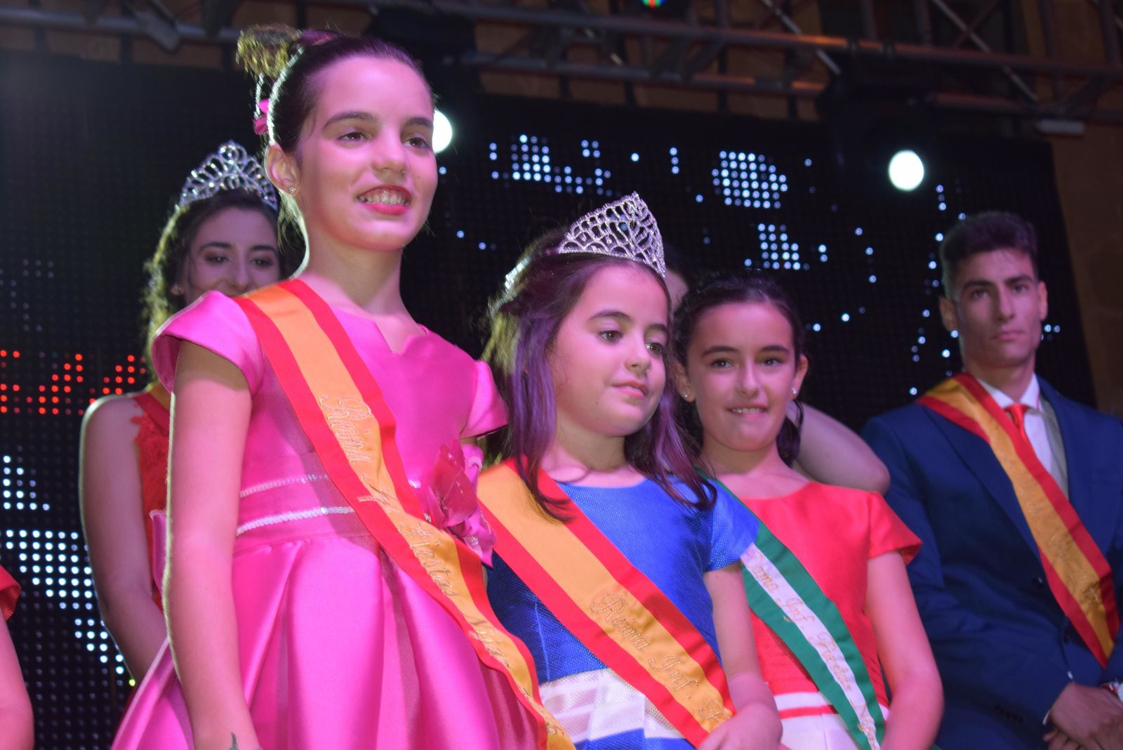 LAs reinas infantiles de 2016 y 2017 tras la proclamación de esta última.