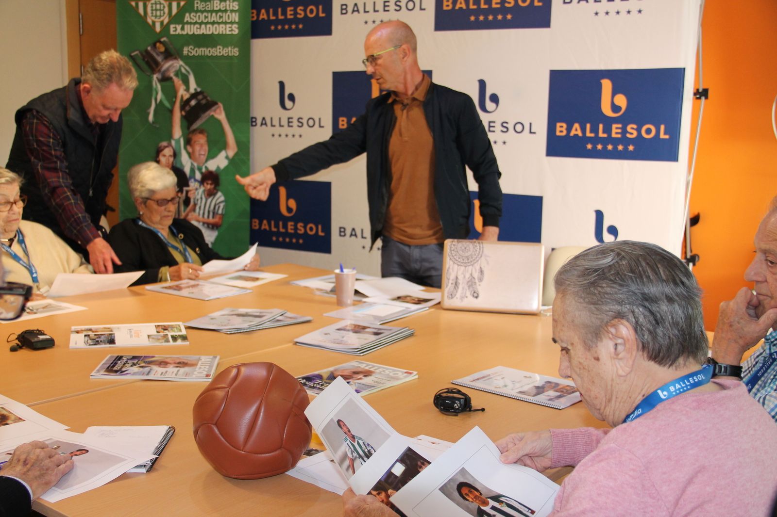 Ancianos ejercitando la memoria con fotos de ex jugadores del Betis.