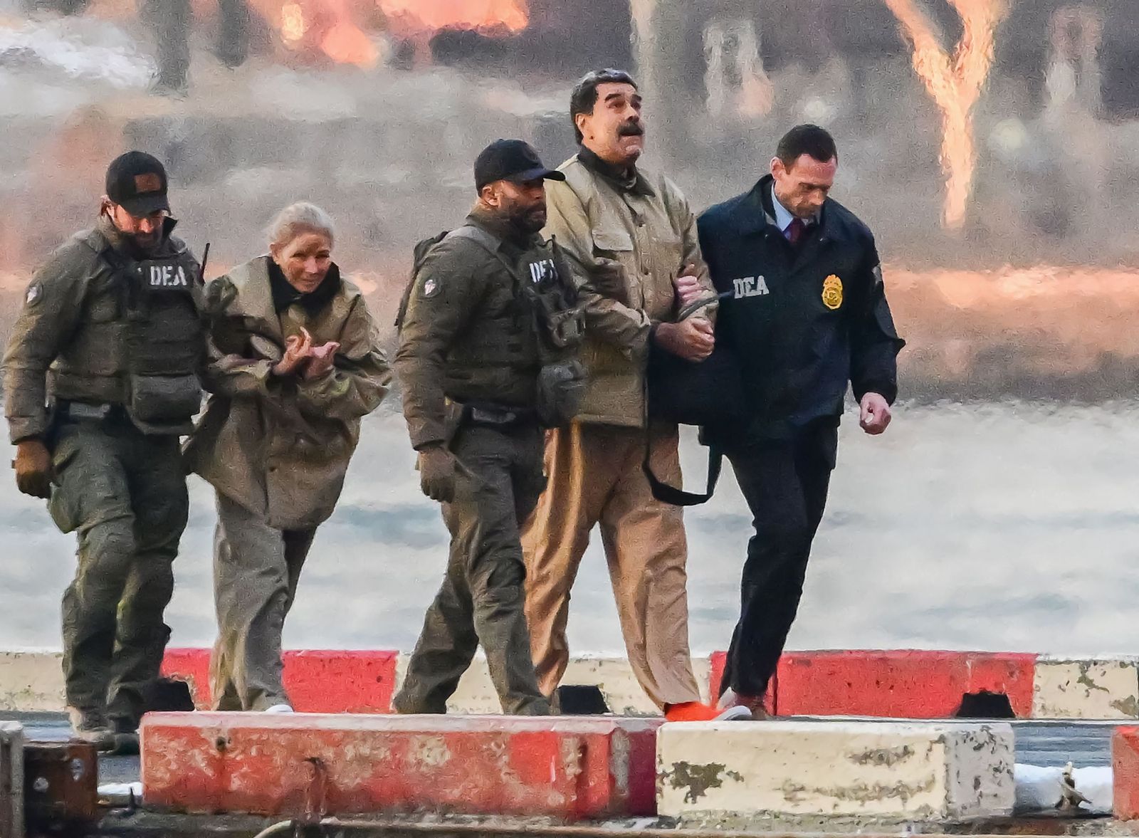 Nicolás Maduro y su esposa, Cilia Flores, son conducios por agentes de la DEA ante el juez, justo después de ser trasladado en helicóptero desde la prisión.