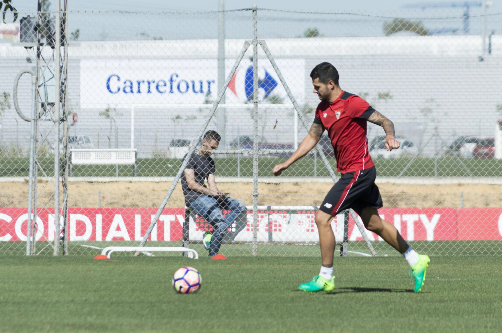 Vitolo se ejercita en la ciudad deportiva en uno de los últimos entrenamientos del Sevilla.