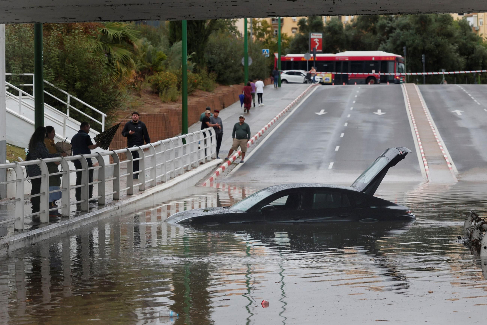 Coche atrapado al quedar anegado el paso subterráneo junto al Hospital Virgen del Rocío.