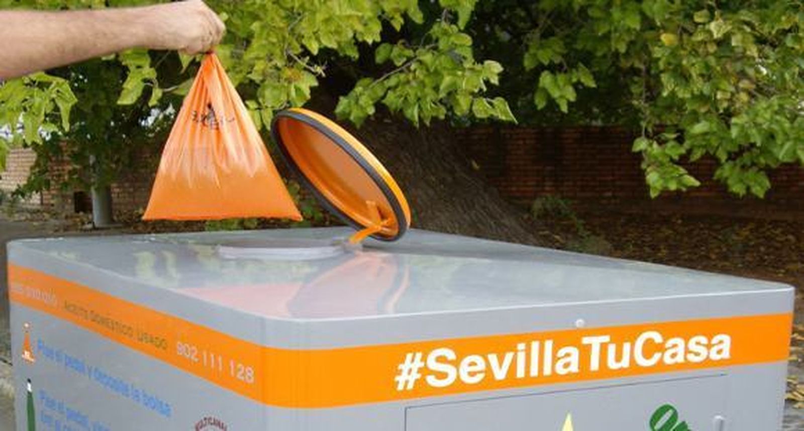 El Consistorio acata la sentencia del TSJA y cambiará el sistema de recogida de aceite usado de Zoido