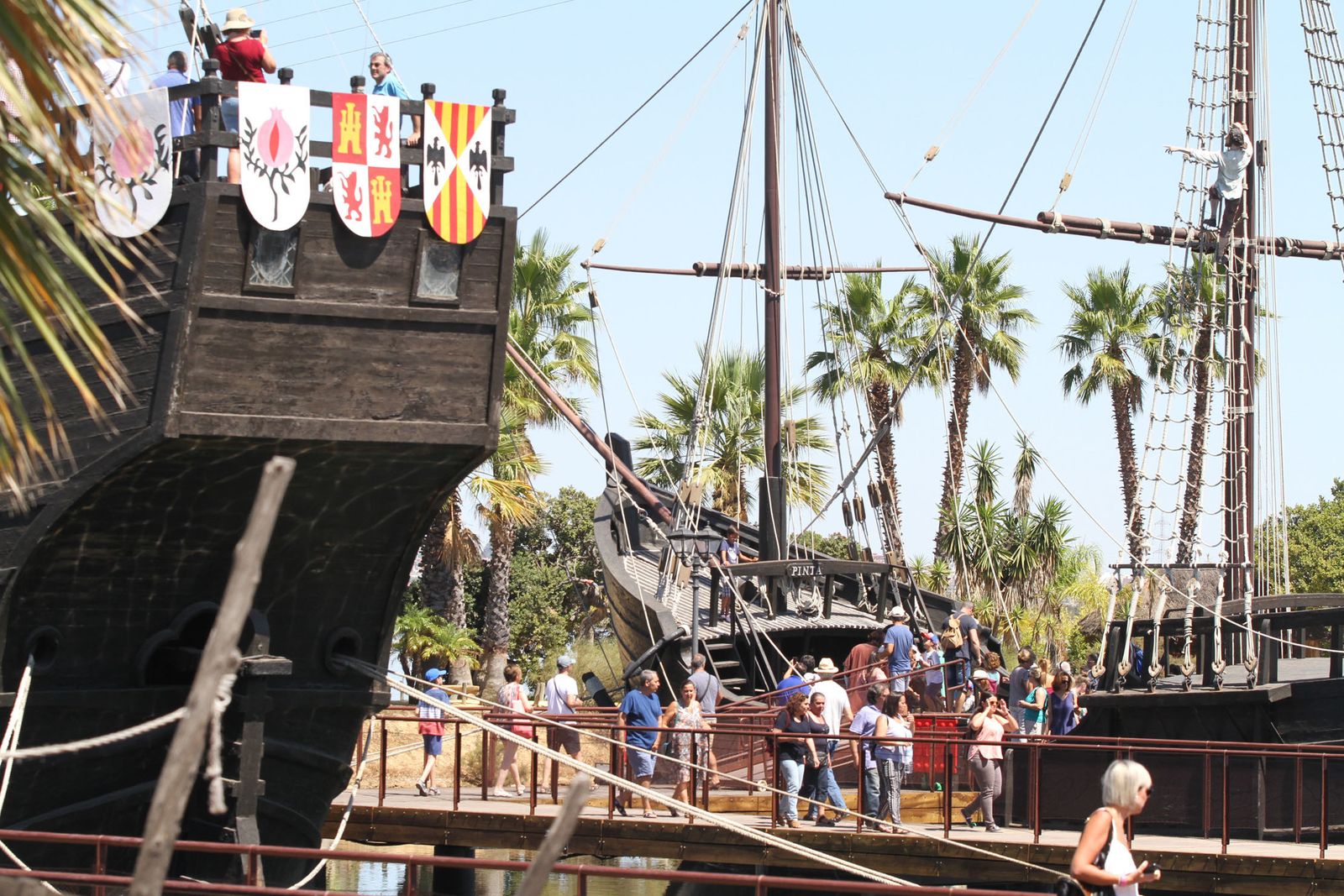 Turistas visitan el Muelle de las Carabelas en Palos de la Frontera.
