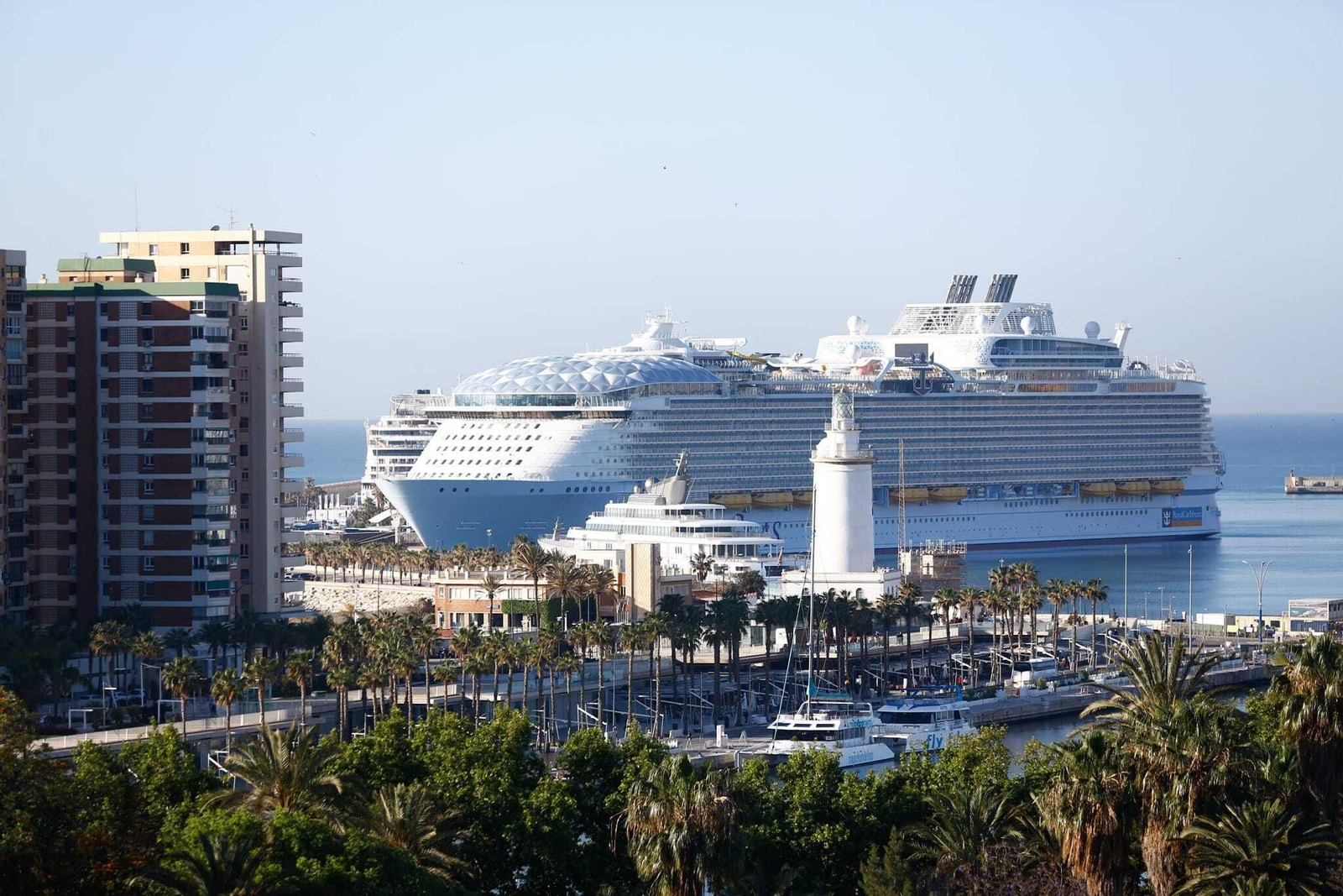 La Farola queda pequeña ante el imponente barco de Royal Caribbean. La Farola queda pequeña ante el imponente barco de Royal Caribbean.