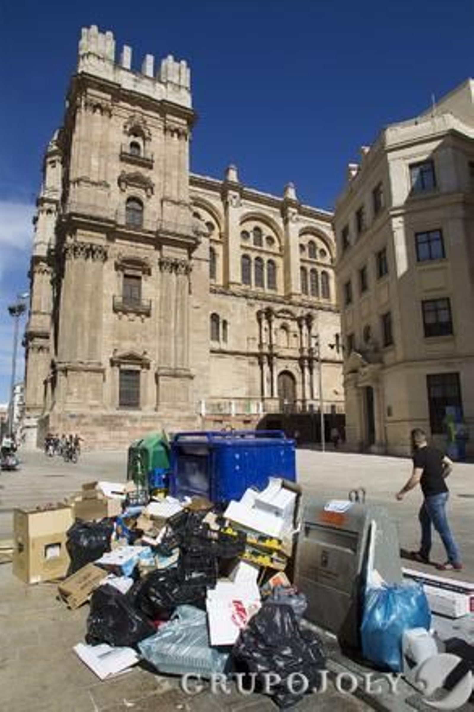 Imágenes de la huelga de basura de Limasa en diferentes distritos