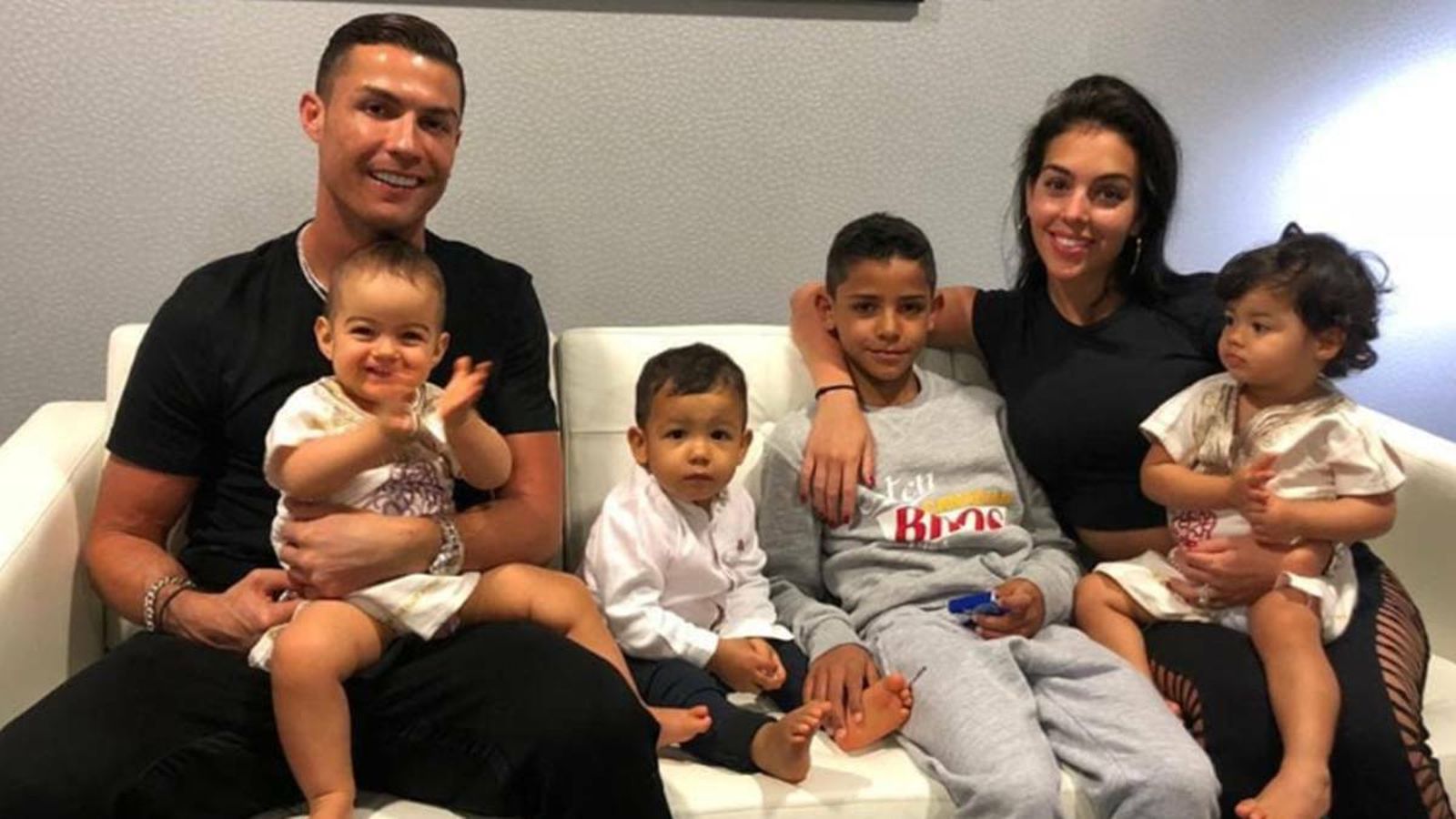 Ronaldo y Georgina, con su familia numerosa.