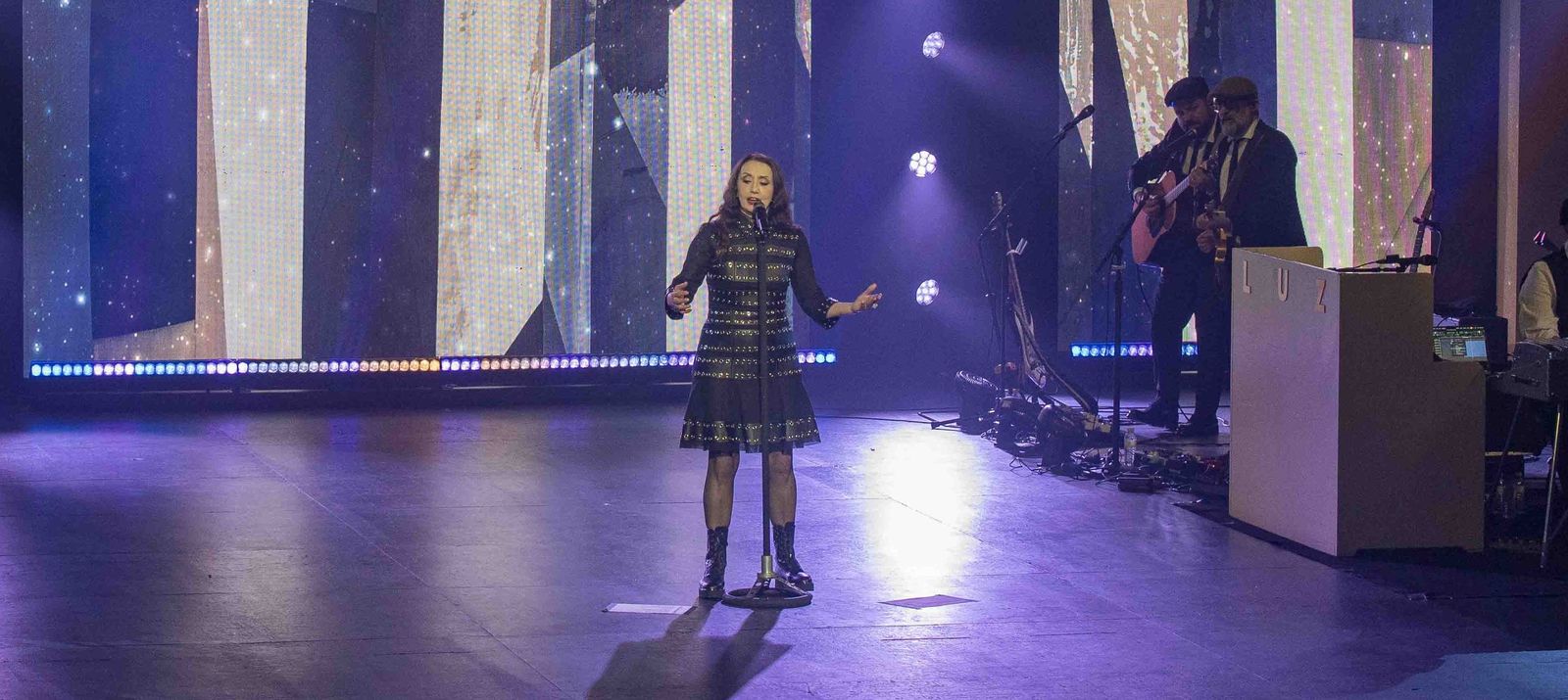 Luz Casal llenó totalmente el Auditorio Maestro Padilla.