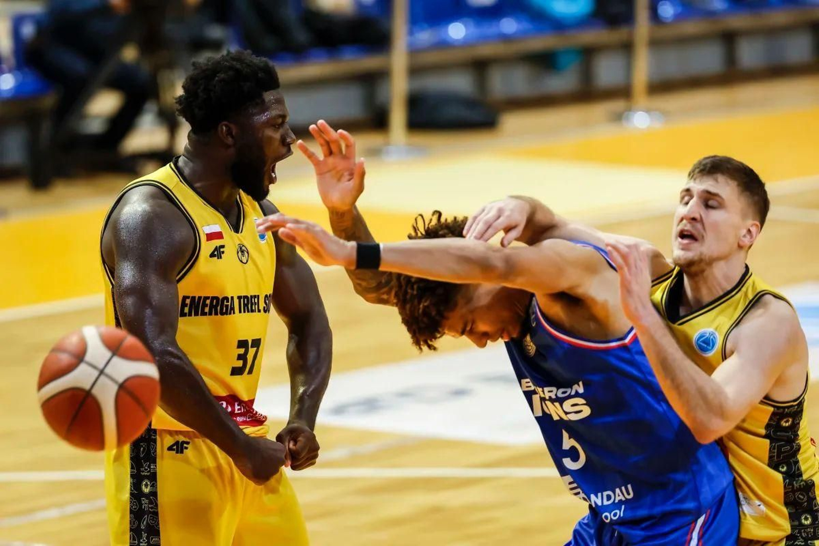 Dylan Addae-Wusu ruge en FIBA Europe Cup