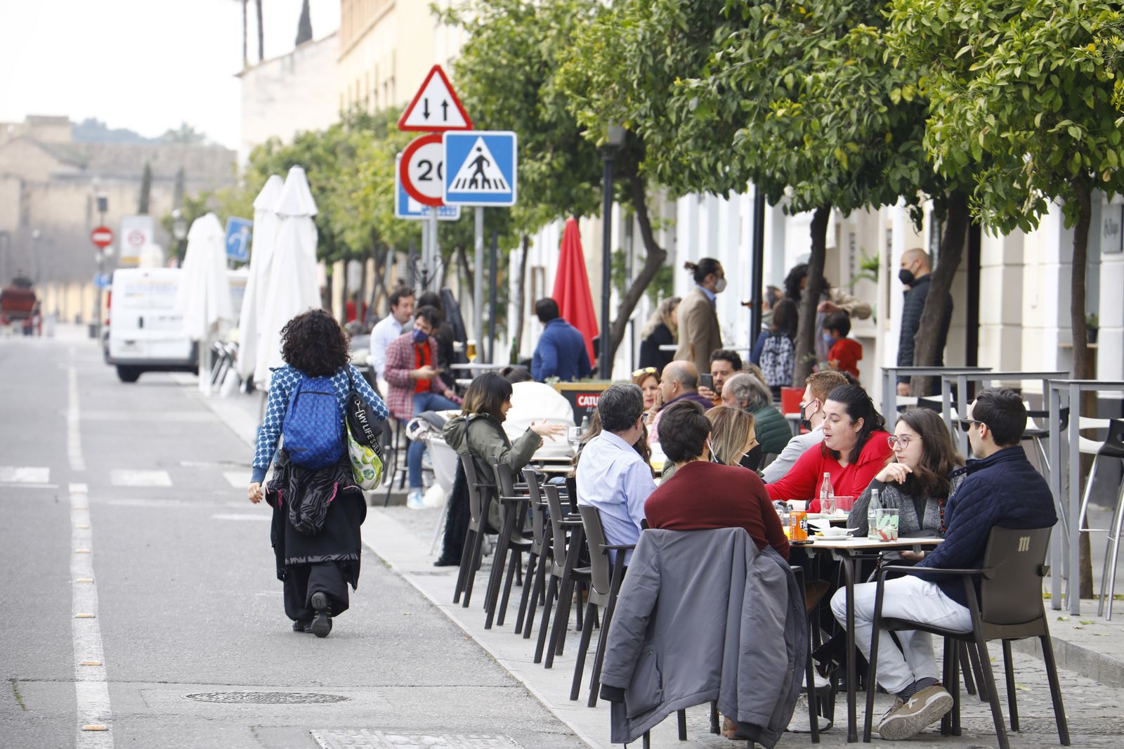 El buen tiempo llena las calles y terrazas en el primer día del Puente de Andalucía en Córdoba