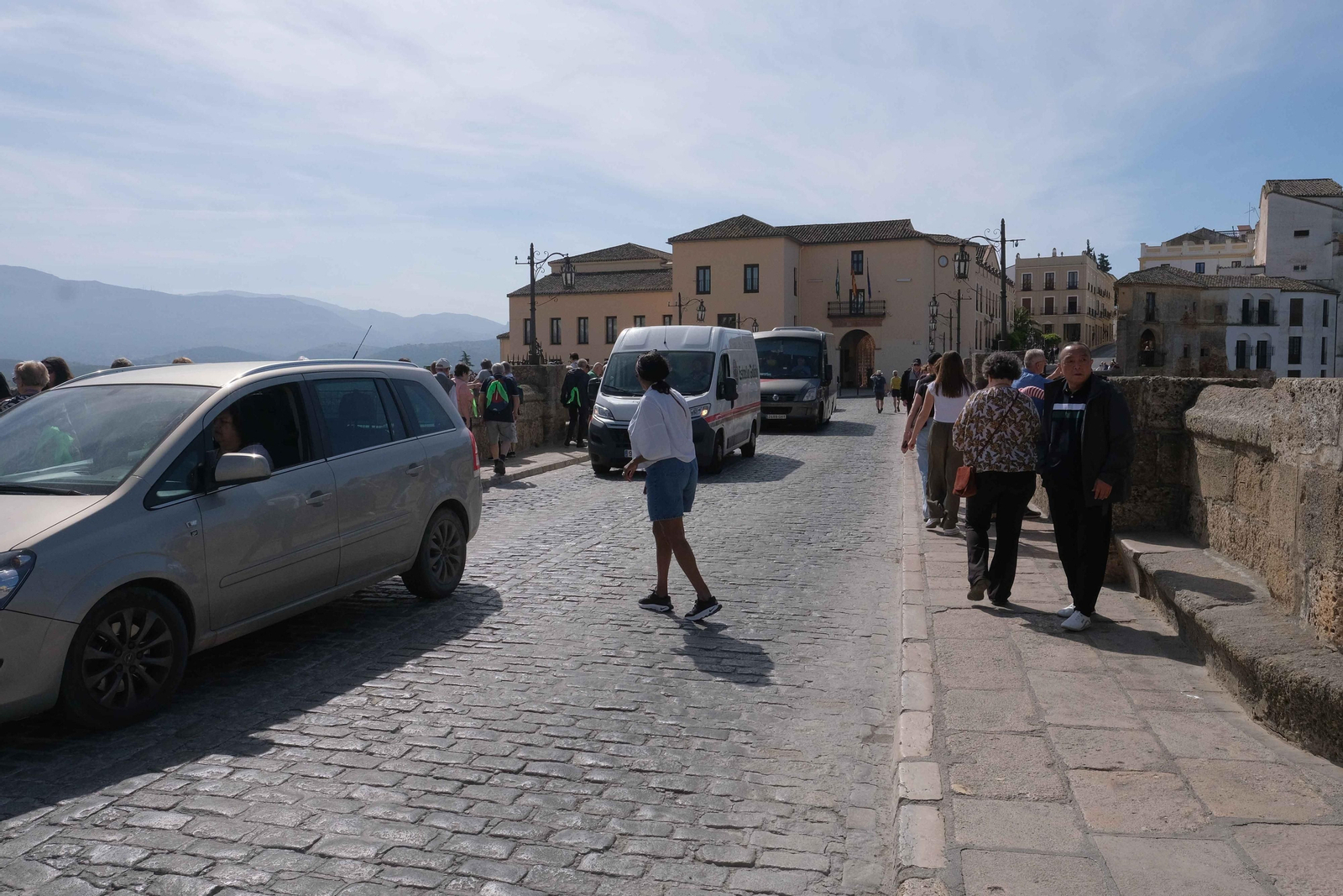 Una turista trata de cruzar el Puente Nuevo entre los vehículos. Una turista trata de cruzar el Puente Nuevo entre los vehículos.