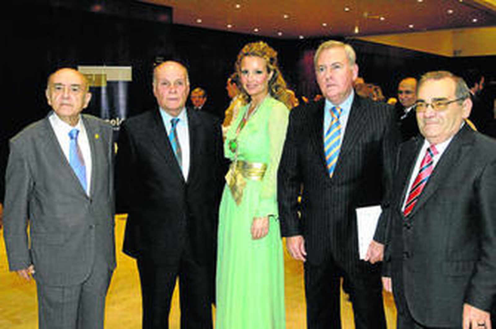 De izquierda a derecha, Enrique Barrero, presidente del Ateneo, Antonio Rodríguez de la Borbolla (rey Baltasar), Marita Rufino (Estrella de la Ilusión), Manuel Codes (rey Melchor) y Felipe Sicilia (rey Gaspar).